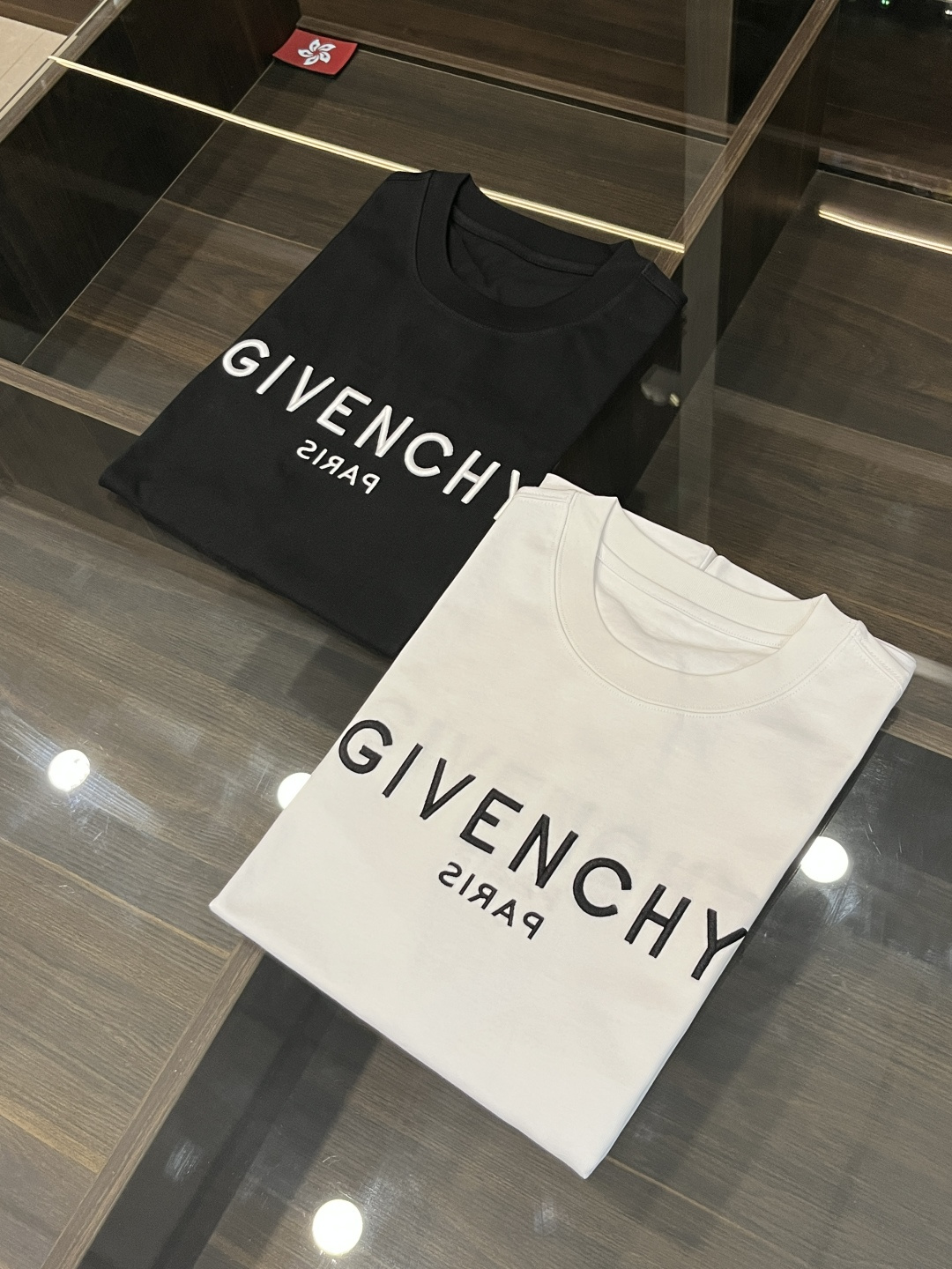 NO:121665,The main recommendation Givenchy 2025ss early spring new model released Givenchy's new round neck short-sleeved T-shirt, mercerated fashionable printed series short-sleeved!  Wearing it is comfortable and slim, lazy and casual, combined with clean and simple colors, it is particularly pleasing to look at, suitable for daily wear~ I love to launch sports items embellished with vitality prints to welcome the arrival of the warm season. Size M-4XL H2025 new model is launched, given, given, given, given, T-shirt, tees, t-shirt, alexander wang19860909主推 Givenchy 2025ss早春新款发布纪梵希新款圆领短袖T恤,丝光芒时尚印花系列短袖！穿上就是舒适自在又显瘦的存在,慵懒而随性,结合干净简单的色系就特别耐看,适合日常穿着~倾情推出缀饰活力印花的运动单品,迎接温暖季节的到来. 尺码M-4XL H2025新款首发,,givenchy,givenchy,T-shirt,tees，t-shirt,alexander wang,Men's clothing