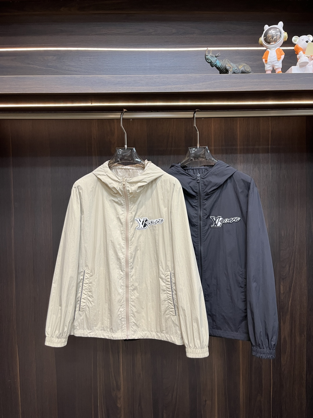 NO:127848,The main recommendation is the latest donkey brand hooded casual jacket for spring 2025ss. Double-sided spring jacket with high-end quality and high-end production process. The fabrics and hardware are customized in the counter 1:1, breathable and comfortable, suitable for fabrics. The logo adopts the current popular embroidery design. The upper body is handsome and stylish, without any restraint, and the upper body is super comfortable!  The whole piece is super cool and upscale!  The upper body is not thick, showing the fashionable and personalized atmosphere!  Number of codes: M-XXXL H2025 new model first release, louis vuitton,louis vuitton,jackets & coats,hats,alexander wang19860909主推 LV 2025ss春季最新款驴牌连帽休闲外套 双面穿春款外套高端品质、高档制作工艺,版型面料五金都是专柜1:1定制,透气舒适合成面料,Logo采用时下流行刺绣设计,上身帅气有型,一点不拘束、上身超级舒适！整件超级酷炫上档次！上身不厚重,尽显时尚个性气息！ 码数:M-XXXL H2025新款首发,,louis vuitton,louis vuitton,jackets & coats,hats,alexander wang,Men's clothing