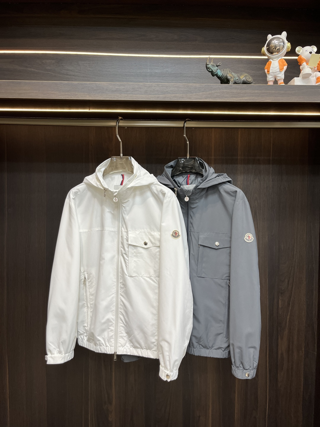 NO:531833,The main recommendation is the latest spring cover hooded casual jacket. The spring jacket is high-end quality and high-end production process. The fabrics and hardware are customized in the counter 1:1, breathable and comfortable to make into fabrics. The logo adopts the current popular embroidery design. The upper body is handsome and stylish, without any restraint, and the upper body is super comfortable!  The whole piece is super cool and upscale!  The upper body is not thick, showing the fashionable and personalized atmosphere!  Number of codes: M-XXXL, Moncler, jackets & coats, hats, alexander wang19860909主推 Moncler ss春季最新款蒙口连帽休闲外套 春款外套高端品质、高档制作工艺,版型面料五金都是专柜1:1定制,透气舒适合成面料,Logo采用时下流行刺绣设计,上身帅气有型,一点不拘束、上身超级舒适！整件超级酷炫上档次！上身不厚重,尽显时尚个性气息！码数:M-XXXL,,Moncler,jackets & coats,hats,alexander wang,Men's clothing