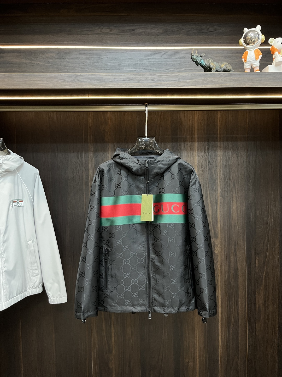 NO:127851,The main recommendation is Gucci 2025ss Spring latest Gucci hooded casual jacket. The spring jacket has high-end quality and high-end production technology. The fabrics and hardware are customized in the counter 1:1, breathable and comfortable to make into fabrics. The logo adopts the current popular embroidery design. The upper body is handsome and stylish, without any restraint, and the upper body is super comfortable!  The whole piece is super cool and upscale!  The upper body is not thick, showing the fashionable and personalized atmosphere!  Number of codes: M-XXXL H2025 new model first release, gucci, gucci, jackets & coats, hats, alexander wang19860909主推 Gucci 2025ss春季最新款古驰连帽休闲外套 春款外套高端品质、高档制作工艺,版型面料五金都是专柜1:1定制,透气舒适合成面料,Logo采用时下流行刺绣设计,上身帅气有型,一点不拘束、上身超级舒适！整件超级酷炫上档次！上身不厚重,尽显时尚个性气息！ 码数:M-XXXL H2025新款首发,,gucci,gucci,jackets & coats,hats,alexander wang,Men's clothing