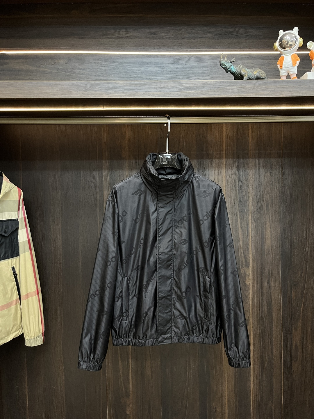 NO:127854,The main recommendation is Balencaiga 2025ss Spring latest Balencaiga stand collar casual jacket. Hidden hat design. The spring jacket is high-end quality and high-end production process. The fabrics and hardware are customized in the counter 1:1, breathable and comfortable, suitable for fabrics. The logo adopts the current popular embroidery design. The upper body is handsome and stylish, without any restraint, and the upper body is super comfortable!  The whole piece is super cool and upscale!  The upper body is not thick, showing the fashionable and personalized atmosphere!  Number of codes: M-XXXL H2025 new model first release, balenciaga, balenciaga, jackets & coats, hats, alexander wang19860909主推 Balencaiga 2025ss春季最新款巴黎世家立领休闲外套 隐藏帽设计春款外套高端品质、高档制作工艺,版型面料五金都是专柜1:1定制,透气舒适合成面料,Logo采用时下流行刺绣设计,上身帅气有型,一点不拘束、上身超级舒适！整件超级酷炫上档次！上身不厚重,尽显时尚个性气息！ 码数:M-XXXL H2025新款首发,,balenciaga,balenciaga,jackets & coats,hats,alexander wang,Men's clothing