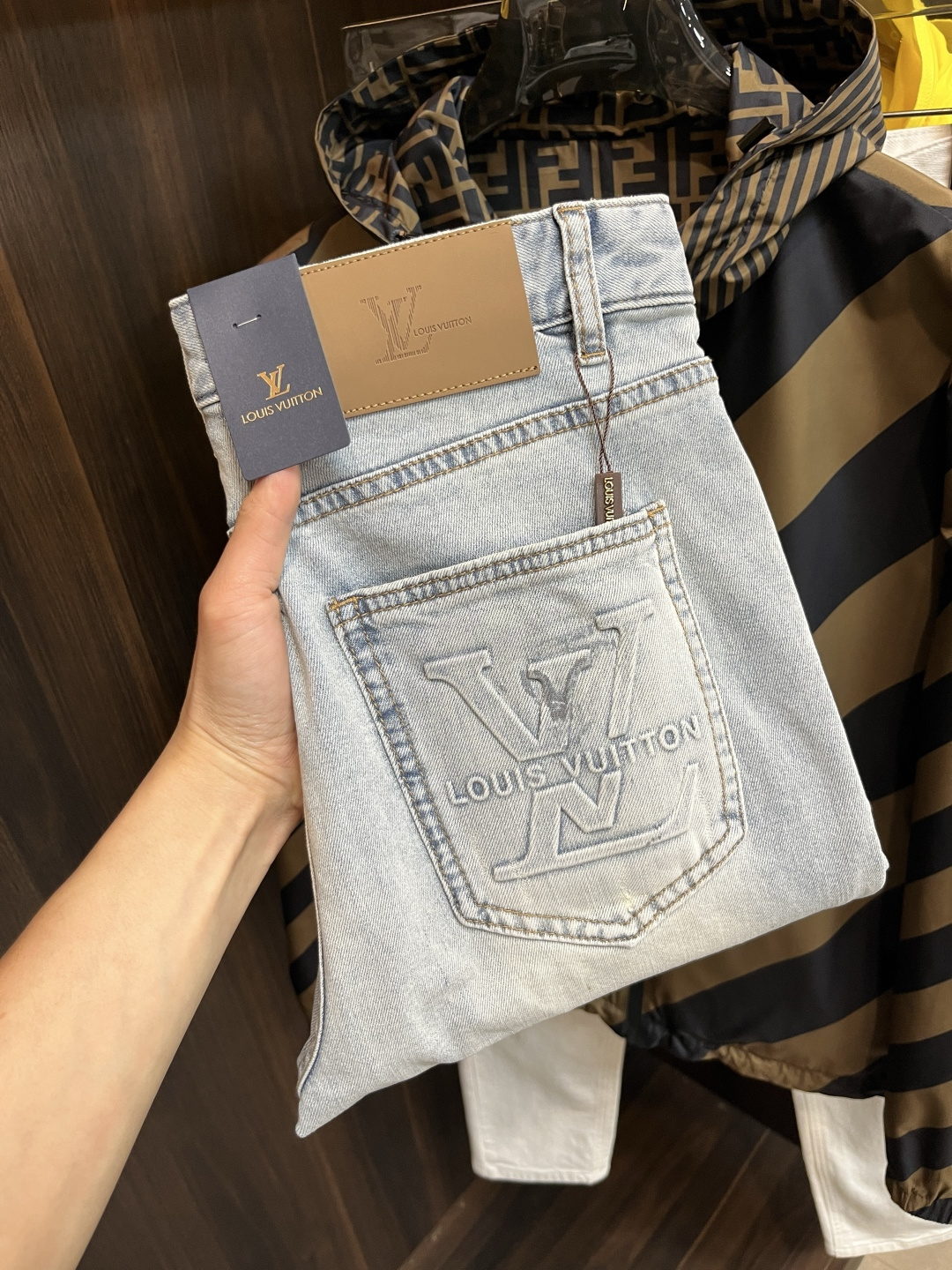 NO:123594,The main recommendation is LV exclusively for new donkey brand fashion casual pants in the spring, new autumn and winter pants, high-end European version original single trend fashionable casual pants, high breathability and comfort, impeccable details, brand element design concept, reflecting high quality. It presents casual cut, and the upper body style is superb!  Number of codes 29-38 H new model first release, louis vuitton,louis vuitton,alexander wang19860909主推 LV 开春独家专供新款驴牌潮男时尚休闲裤,秋冬新款裤子 高端欧版原单潮流时尚休闲裤子 透气舒适度高,细节无可挑剔,品牌元素设计理念,体现高品质.呈现休闲裁剪,上身版型超赞！ 码数29-38 H新款首发,,louis vuitton,louis vuitton,alexander wang,Men's clothing