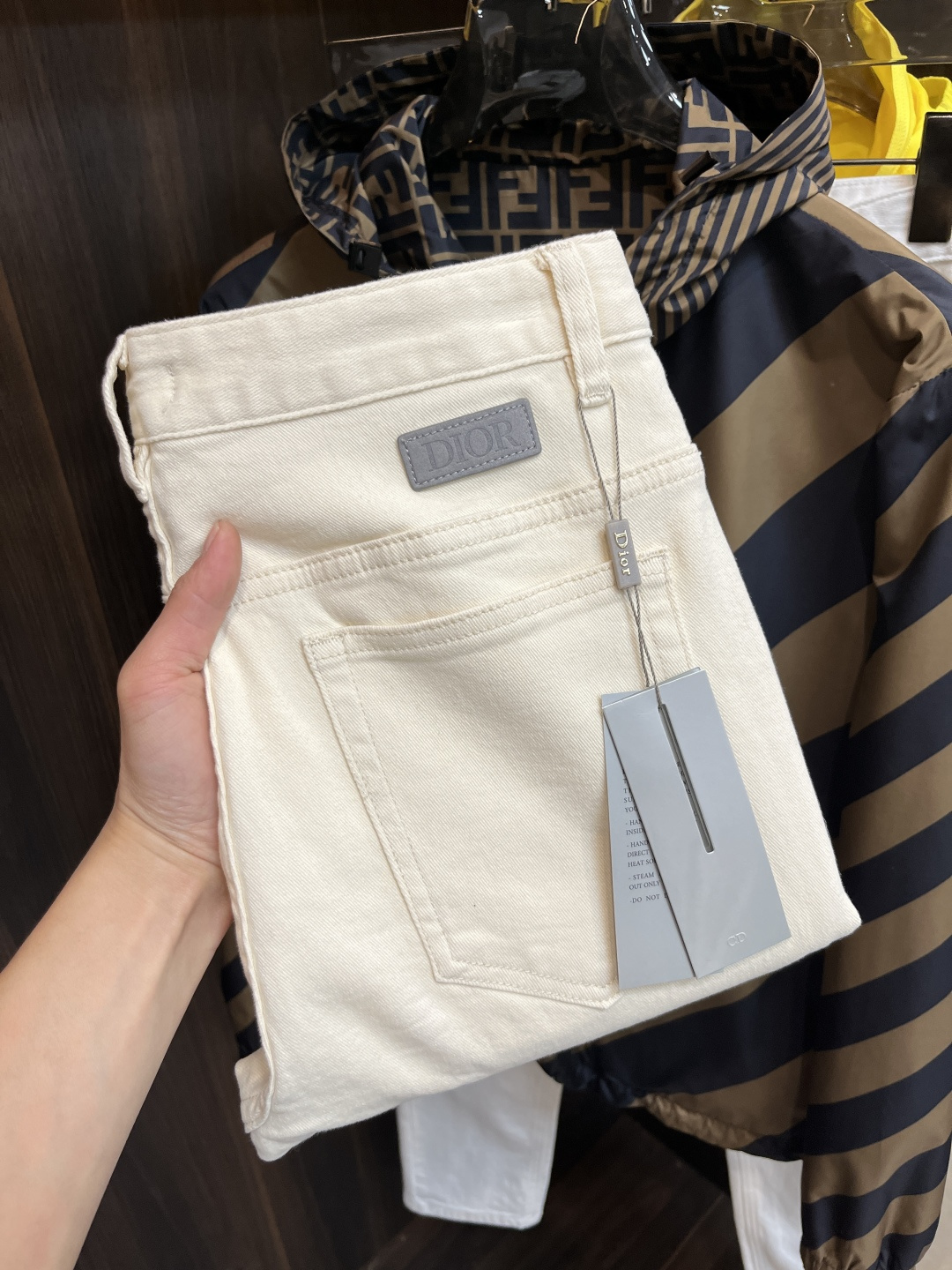 NO:123569,The main recommendation is Dior exclusively for the new Dior fashion men's fashionable casual pants in the spring, and the new autumn and winter pants. High-end European version original single trend fashionable casual pants. It has high breathability and comfort, impeccable details, and the brand element design concept reflects high quality. It presents casual cuts, and the upper body style is superb!  Number of codes 29-38 H new model first release, dior, dior, alexander wang19860909主推 Dior 开春独家专供新款迪奥潮男时尚休闲裤,秋冬新款裤子 高端欧版原单潮流时尚休闲裤子 透气舒适度高,细节无可挑剔,品牌元素设计理念,体现高品质.呈现休闲裁剪,上身版型超赞！ 码数29-38 H新款首发,,dior,dior,alexander wang,Men's clothing