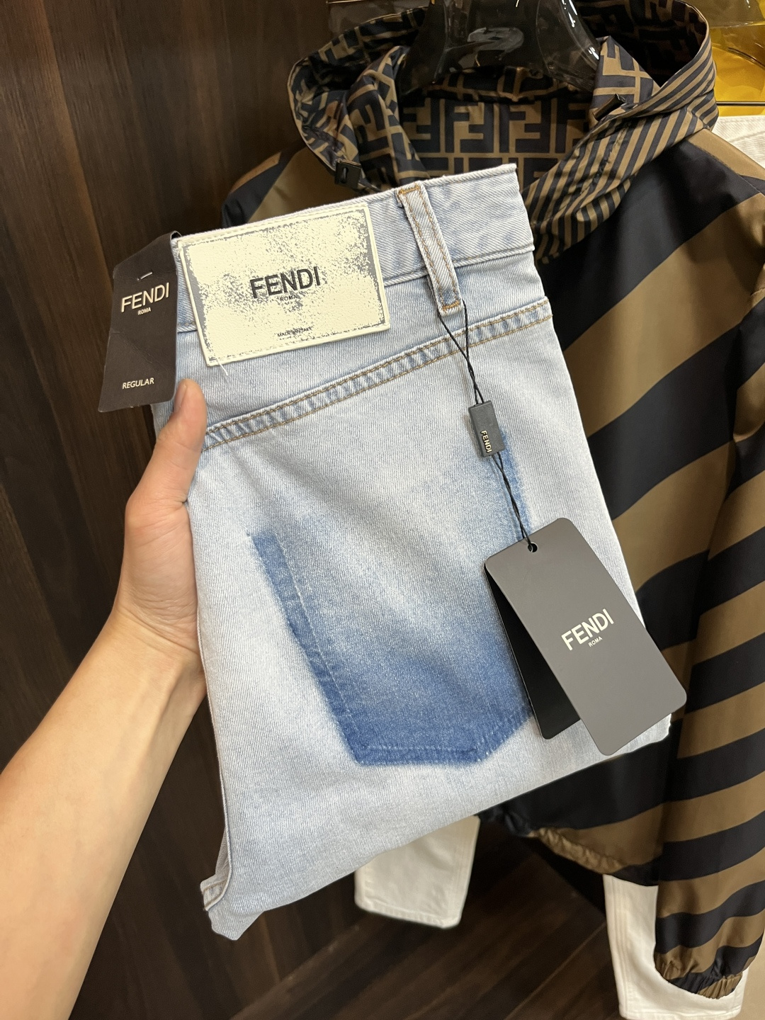 NO:123572,The main recommendation is Fendi exclusively for the new style of Fendi men's fashionable casual pants in the spring, and the new style of autumn and winter pants. High-end European version original single trendy fashionable casual pants. It has high breathability and comfort, impeccable details, and the brand element design concept reflects high quality. It presents casual cuts, and the upper body style is excellent!  Number of codes 29-38 H new model first release, fendi, fendi, alexander wang19860909主推 Fendi 开春独家专供新款芬迪潮男时尚休闲裤,秋冬新款裤子 高端欧版原单潮流时尚休闲裤子 透气舒适度高,细节无可挑剔,品牌元素设计理念,体现高品质.呈现休闲裁剪,上身版型超赞！ 码数29-38 H新款首发,,fendi,fendi,alexander wang,Men's clothing
