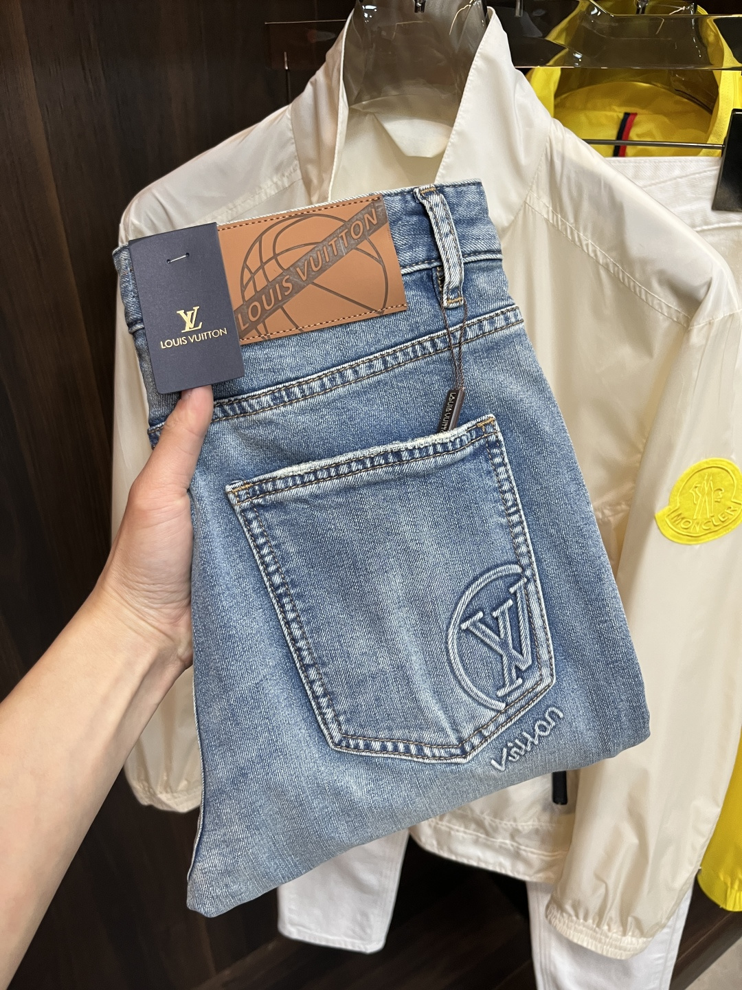 NO:123581,The main recommendation is LV exclusively for new donkey brand fashion casual pants in the spring, new autumn and winter pants, high-end European version original single trend fashionable casual pants, high breathability and comfort, impeccable details, brand element design concept, reflecting high quality. It presents casual cut, and the upper body style is superb!  Number of codes 29-38 H new model first release, louis vuitton,louis vuitton,alexander wang19860909主推 LV 开春独家专供新款驴牌潮男时尚休闲裤,秋冬新款裤子 高端欧版原单潮流时尚休闲裤子 透气舒适度高,细节无可挑剔,品牌元素设计理念,体现高品质.呈现休闲裁剪,上身版型超赞！ 码数29-38 H新款首发,,louis vuitton,louis vuitton,alexander wang,Men's clothing