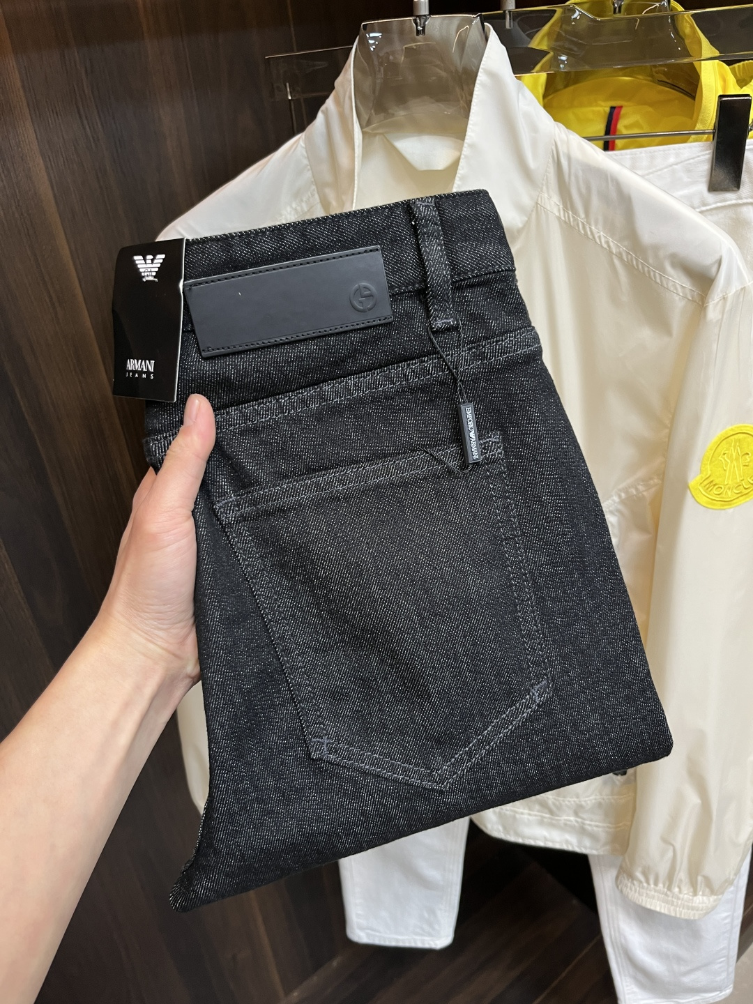 NO:123584,The main recommendation is Armani exclusively for the new Armani fashion men's fashionable casual pants in the spring, and the new autumn and winter pants. High-end European version original single trend fashionable casual pants. It has high breathability and comfort, impeccable details, and the brand element design concept reflects high quality. It presents casual cuts, and the upper body style is excellent!  Number of codes 29-38 H new model first release, Armani, Armani, Alexander wang19860909主推 Armani 开春独家专供新款阿玛尼潮男时尚休闲裤,秋冬新款裤子 高端欧版原单潮流时尚休闲裤子 透气舒适度高,细节无可挑剔,品牌元素设计理念,体现高品质.呈现休闲裁剪,上身版型超赞！ 码数29-38 H新款首发,,armani,armani,alexander wang,Men's clothing