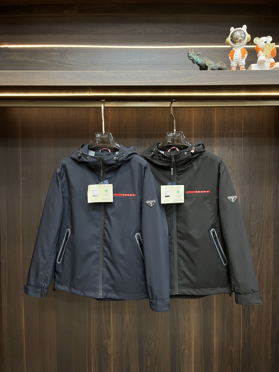 NO:141725,The main recommendation is Prada 2025 spring exclusively for the new Prada trendy men's fashionable casual hooded jacket, and the new spring jacket!  High-end European version original single trendy fashion boutique!  High breathability and comfort, impeccable details, brand elements design concept, reflecting high quality. It presents casual cut and has a great upper body style!  Code Number M-XXL H2025 new model first release, prada, prada, jackets & coats, jackets & coats, hats, alexander wang19860909主推 Prada 2025春季独家专供新款普拉达潮男时尚休闲连帽外套,春季新款夹克！高端欧版原单潮流时尚精品！透气舒适度高,细节无可挑剔,品牌元素设计理念,体现高品质.呈现休闲裁剪,上身版型超赞！ 码数M-XXL H2025新款首发,,prada,prada,jackets & coats,jackets & coats,hats,alexander wang,Men's clothing