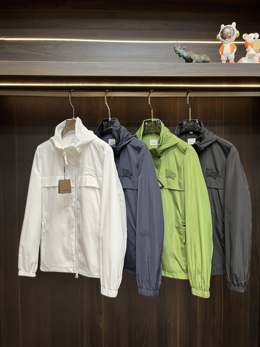 NO:420119,The main recommendation is Burberry 2025ss Spring latest Burberry hooded casual jacket. The spring jacket is high-end quality and high-end production process. The fabrics and hardware are customized in the counter 1:1, breathable and comfortable to make into fabrics. The logo adopts the current popular embroidery design. The upper body is handsome and stylish, without any restraint, and the upper body is super comfortable!  The whole piece is super cool and upscale!  The upper body is not thick, showing the fashionable and personalized atmosphere!  Number of codes: M-XXXL, burberry, burberry, jackets & coats, hats, alexander wang19860909主推 Burberry 2025ss春季最新款巴宝莉连帽休闲外套 春款外套高端品质、高档制作工艺,版型面料五金都是专柜1:1定制,透气舒适合成面料,Logo采用时下流行刺绣设计,上身帅气有型,一点不拘束、上身超级舒适！整件超级酷炫上档次！上身不厚重,尽显时尚个性气息！码数:M-XXXL,,burberry,burberry,jackets & coats,hats,alexander wang,Men's clothing