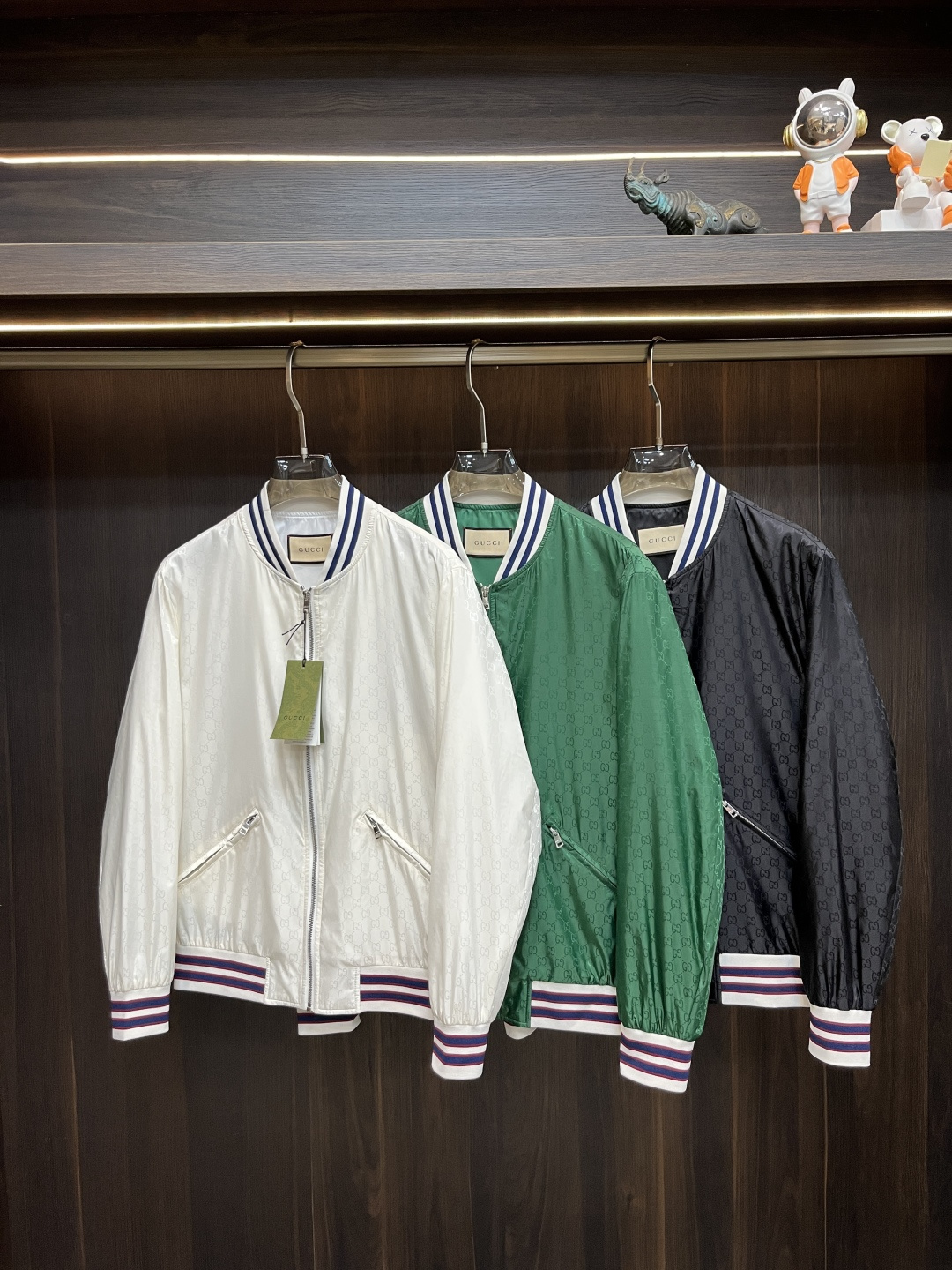 NO:420151,The main recommendation is Gucci 2025ss Spring latest Gucci baseball collar casual jacket. The spring jacket has high-end quality and high-end production craftsmanship. The fabrics and hardware are customized in the counter 1:1, breathable and comfortable to make into fabrics. The logo adopts the current popular embroidery design. The upper body is handsome and stylish, without any restraint, and the upper body is super comfortable!  The whole piece is super cool and upscale!  The upper body is not thick, showing the fashionable and personalized atmosphere!  Number of codes: M-XXXL, gucci, gucci, jackets & coats, alexander wang19860909主推 Gucci 2025ss春季最新款古驰棒球领休闲外套 春款外套高端品质、高档制作工艺,版型面料五金都是专柜1:1定制,透气舒适合成面料,Logo采用时下流行刺绣设计,上身帅气有型,一点不拘束、上身超级舒适！整件超级酷炫上档次！上身不厚重,尽显时尚个性气息！码数:M-XXXL,,gucci,gucci,jackets & coats,alexander wang,Men's clothing