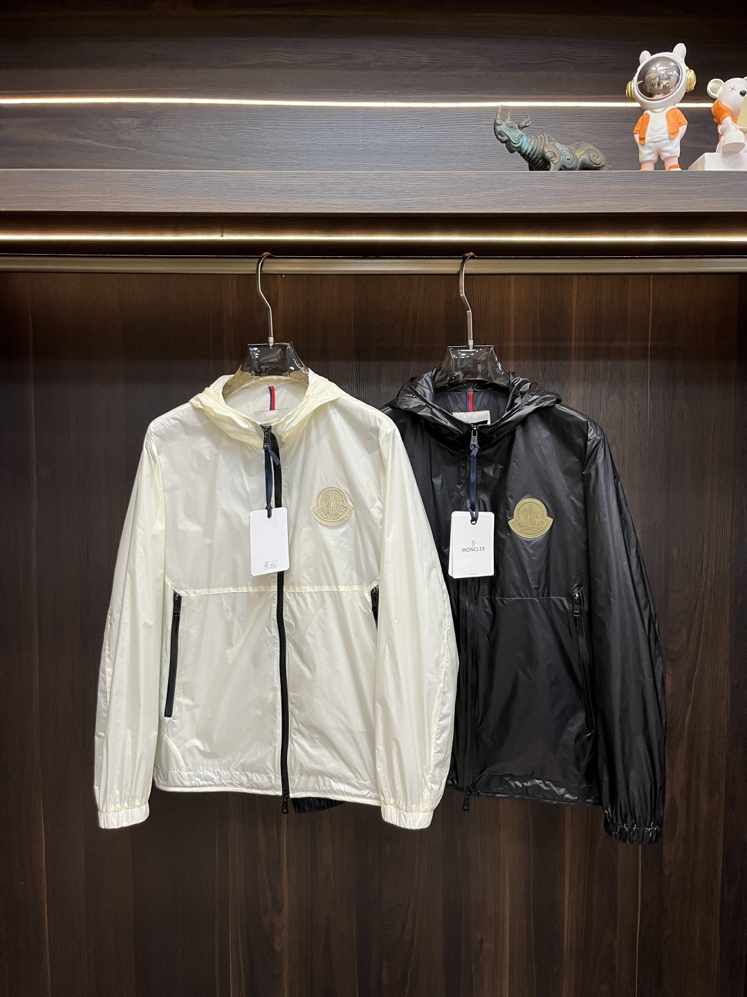 NO:420209,The main recommendation is Moncler 2025ss Spring latest covert hooded casual jacket. The spring jacket is high-end quality and high-end production process. The fabrics and hardware are customized in the counter 1:1, breathable and comfortable, suitable for fabrics. The logo adopts the current popular embroidery design. The upper body is handsome and stylish, without any restraint, and the upper body is super comfortable!  The whole piece is super cool and upscale!  The upper body is not thick, showing the fashionable and personalized atmosphere!  Number of codes: M-XXXL, Moncler, jackets & coats, hats, alexander wang19860909主推 Moncler 2025ss春季最新款蒙口连帽休闲外套 春款外套高端品质、高档制作工艺,版型面料五金都是专柜1:1定制,透气舒适合成面料,Logo采用时下流行刺绣设计,上身帅气有型,一点不拘束、上身超级舒适！整件超级酷炫上档次！上身不厚重,尽显时尚个性气息！码数:M-XXXL,,Moncler,jackets & coats,hats,alexander wang,Men's clothing