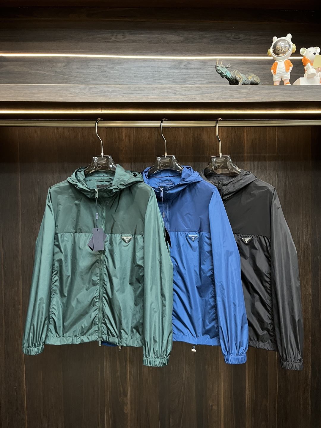 NO:420189,The main recommendation is Prada 2025ss Spring latest Prada hooded casual jacket. The spring jacket is high-end quality and high-end production process. The fabrics and hardware are customized in the counter 1:1, breathable and comfortable, suitable for fabrics. The logo adopts the current popular embroidery design. The upper body is handsome and stylish, without any restraint, and the upper body is super comfortable!  The whole piece is super cool and upscale!  The upper body is not thick, showing the fashionable and personalized atmosphere!  Number of codes: M-XXXL, prada, prada, jackets & coats, hats, alexander wang19860909主推 Prada 2025ss春季最新款普拉达连帽休闲外套 春款外套高端品质、高档制作工艺,版型面料五金都是专柜1:1定制,透气舒适合成面料,Logo采用时下流行刺绣设计,上身帅气有型,一点不拘束、上身超级舒适！整件超级酷炫上档次！上身不厚重,尽显时尚个性气息！码数:M-XXXL,,prada,prada,jackets & coats,hats,alexander wang,Men's clothing