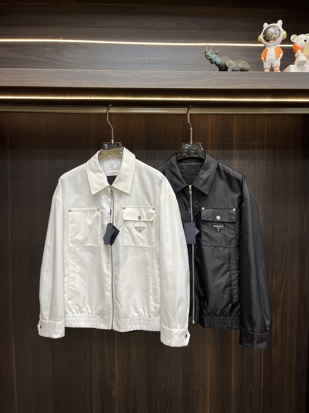 NO:420142,The main recommendation is Prada 2025ss Spring latest Prada Lapel Casual Jacket. The spring jacket has high-end quality and high-end production craftsmanship. The fabrics and hardware are customized in the counter 1:1, breathable and comfortable to make into fabrics. The logo adopts the current popular embroidery design. The upper body is handsome and stylish, without any restraint, and the upper body is super comfortable!  The whole piece is super cool and upscale!  The upper body is not thick, showing the fashionable and personalized atmosphere!  Number of codes: M-XXXL H2025 new model first release, prada, prada, jackets & coats, alexander wang19860909主推 Prada 2025ss春季最新款普拉达翻领休闲外套 春款外套高端品质、高档制作工艺,版型面料五金都是专柜1:1定制,透气舒适合成面料,Logo采用时下流行刺绣设计,上身帅气有型,一点不拘束、上身超级舒适！整件超级酷炫上档次！上身不厚重,尽显时尚个性气息！ 码数:M-XXXL H2025新款首发,,prada,prada,jackets & coats,alexander wang,Men's clothing