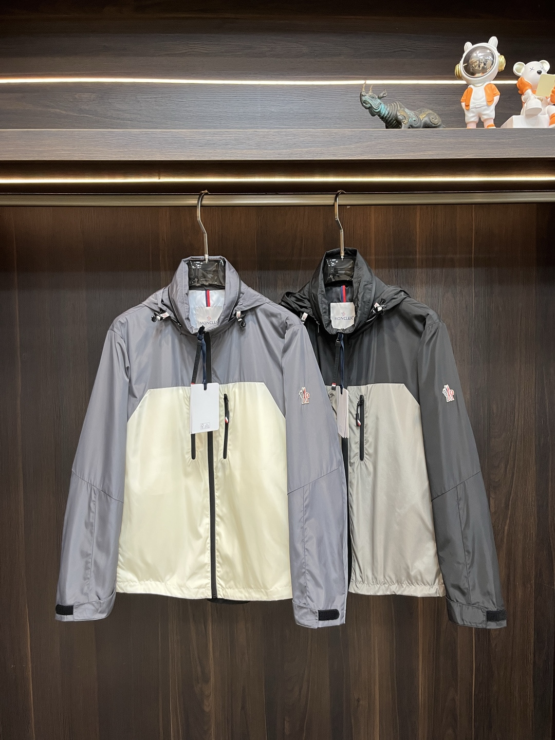 NO:420133,The main recommendation is Moncler 2025ss Spring latest covert hooded casual jacket. Hidden hat design. Spring jacket has high-end quality and high-end production craftsmanship. The fabrics and hardware are customized in the counter 1:1, breathable and comfortable to make into fabrics. The logo adopts the current popular embroidery design. The upper body is handsome and stylish, without any restraint, and the upper body is super comfortable!  The whole piece is super cool and upscale!  The upper body is not thick, showing the fashionable and personalized atmosphere!  Number of codes: M-XXXL, Moncler, jackets & coats, hats, alexander wang19860909主推 Moncler 2025ss春季最新款蒙口连帽休闲外套 隐藏帽设计春款外套高端品质、高档制作工艺,版型面料五金都是专柜1:1定制,透气舒适合成面料,Logo采用时下流行刺绣设计,上身帅气有型,一点不拘束、上身超级舒适！整件超级酷炫上档次！上身不厚重,尽显时尚个性气息！码数:M-XXXL,,Moncler,jackets & coats,hats,alexander wang,Men's clothing