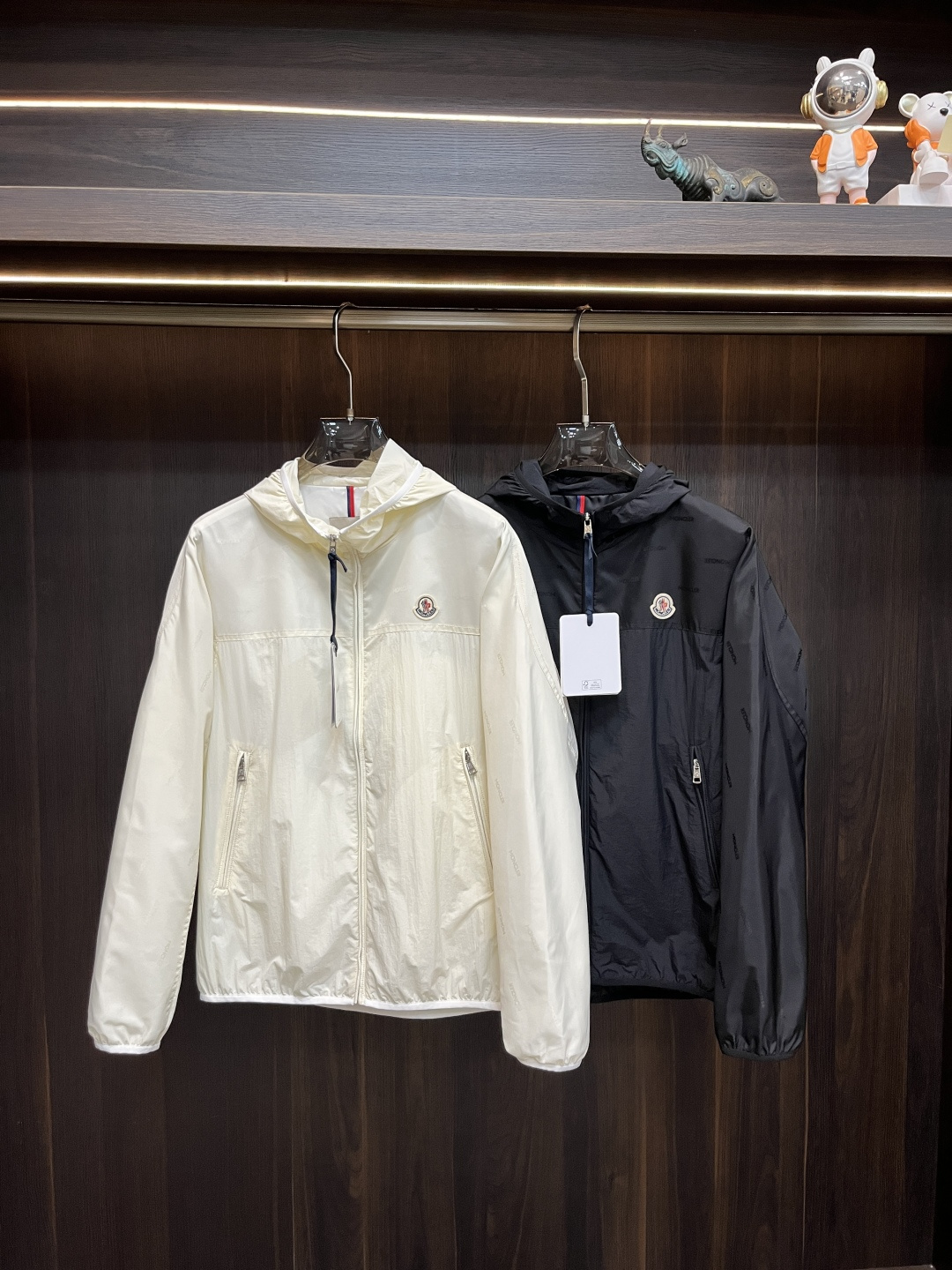 NO:515521,The main recommendation is the new early autumn hooded casual jacket. The spring jacket is high-end quality and high-end production process. The fabrics and hardware are customized in the counter 1:1, breathable and comfortable, suitable for fabrics. The logo adopts the current popular embroidery design. The upper body is handsome and stylish, without any restraint, and the upper body is super comfortable!  The whole piece is super cool and upscale!  The upper body is not thick, showing the fashionable and personalized atmosphere!  Number of codes: M-XXXL, Moncler, jackets & coats, hats, alexander wang19860909主推 Moncler ss早秋新款蒙口连帽休闲外套 春款外套高端品质、高档制作工艺,版型面料五金都是专柜1:1定制,透气舒适合成面料,Logo采用时下流行刺绣设计,上身帅气有型,一点不拘束、上身超级舒适！整件超级酷炫上档次！上身不厚重,尽显时尚个性气息！码数:M-XXXL,,Moncler,jackets & coats,hats,alexander wang,Men's clothing