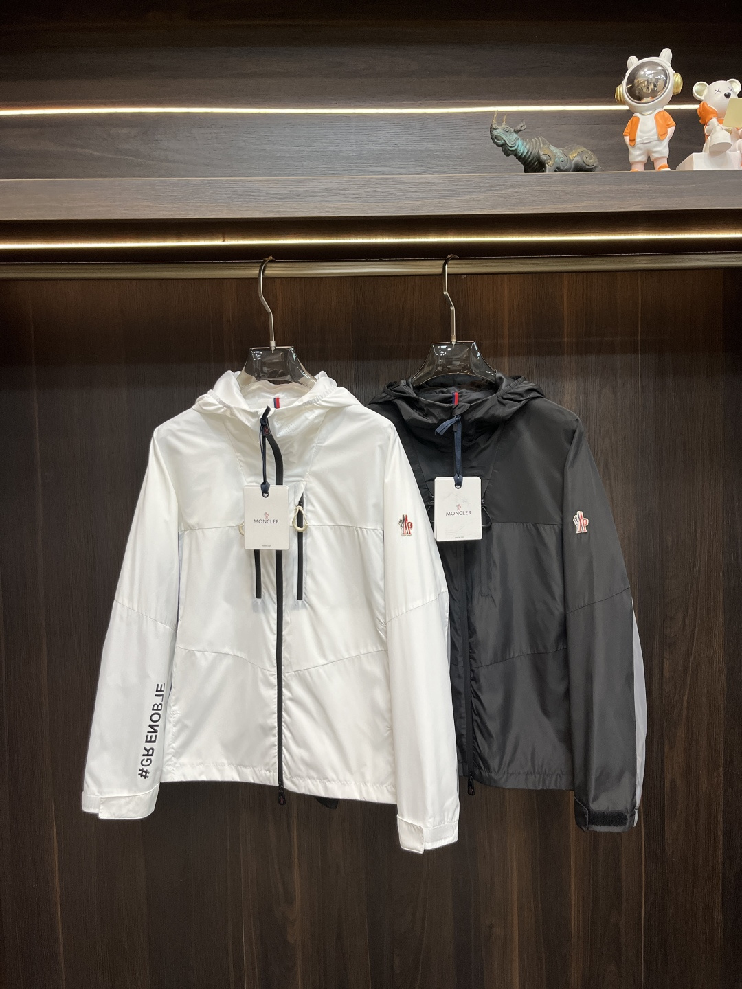 NO:420170,The main recommendation is Moncler 2025ss Spring latest covert hooded casual jacket. The spring jacket is high-end quality and high-end production process. The fabrics and hardware are customized in the counter 1:1, breathable and comfortable, suitable for fabrics. The logo adopts the current popular embroidery design. The upper body is handsome and stylish, without any restraint, and the upper body is super comfortable!  The whole piece is super cool and upscale!  The upper body is not thick, showing the fashionable and personalized atmosphere!  Number of codes: M-XXXL, Moncler, jackets & coats, hats, alexander wang19860909主推 Moncler 2025ss春季最新款蒙口连帽休闲外套 春款外套高端品质、高档制作工艺,版型面料五金都是专柜1:1定制,透气舒适合成面料,Logo采用时下流行刺绣设计,上身帅气有型,一点不拘束、上身超级舒适！整件超级酷炫上档次！上身不厚重,尽显时尚个性气息！码数:M-XXXL,,Moncler,jackets & coats,hats,alexander wang,Men's clothing