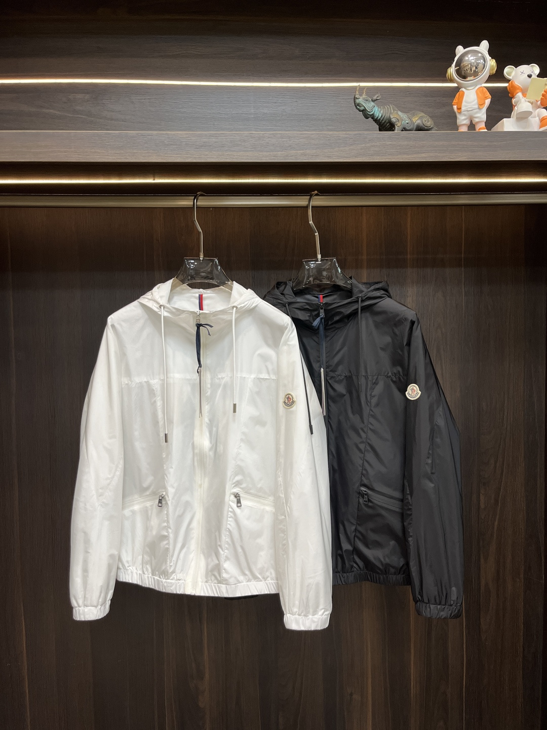 NO:420199,The main recommendation is Moncler 2025ss Spring latest covert hooded casual jacket. The spring jacket is high-end quality and high-end production process. The fabrics and hardware are customized in the counter 1:1, breathable and comfortable, suitable for fabrics. The logo adopts the current popular embroidery design. The upper body is handsome and stylish, without any restraint, and the upper body is super comfortable!  The whole piece is super cool and upscale!  The upper body is not thick, showing the fashionable and personalized atmosphere!  Number of codes: M-XXXL, Moncler, jackets & coats, hats, alexander wang19860909主推 Moncler 2025ss春季最新款蒙口连帽休闲外套 春款外套高端品质、高档制作工艺,版型面料五金都是专柜1:1定制,透气舒适合成面料,Logo采用时下流行刺绣设计,上身帅气有型,一点不拘束、上身超级舒适！整件超级酷炫上档次！上身不厚重,尽显时尚个性气息！码数:M-XXXL,,Moncler,jackets & coats,hats,alexander wang,Men's clothing