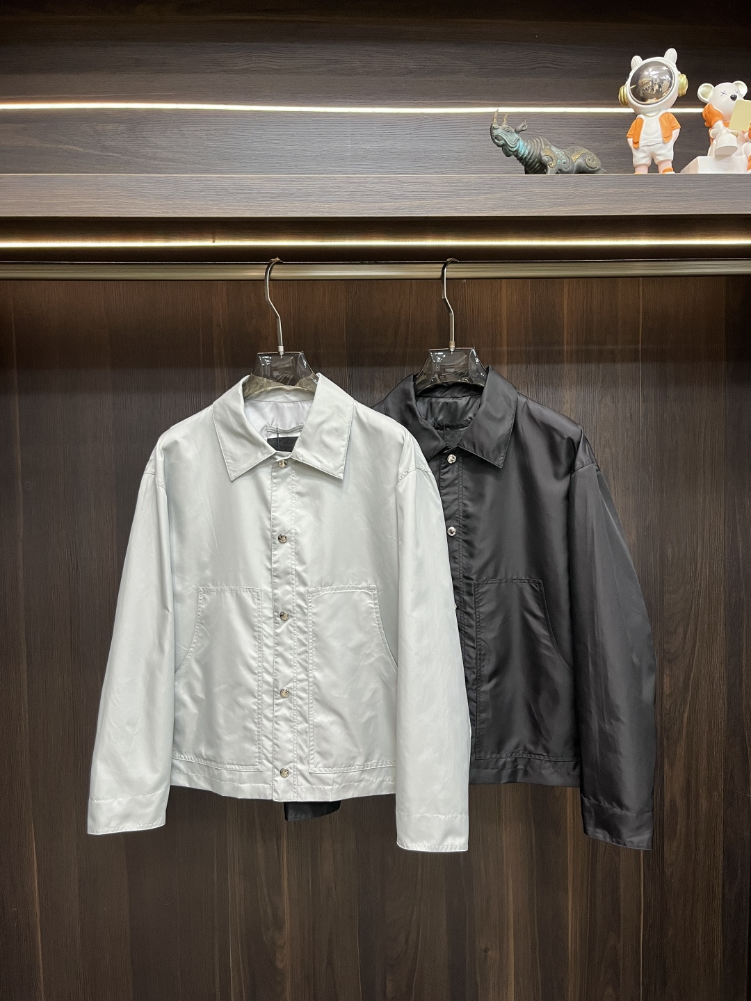 NO:420152,The main recommendation is Prada 2025ss Spring latest Prada Lapel Casual Jacket. The spring jacket has high-end quality and high-end production craftsmanship. The fabrics and hardware are customized in the counter 1:1, breathable and comfortable to make into fabrics. The logo adopts the current popular embroidery design. The upper body is handsome and stylish, without any restraint, and the upper body is super comfortable!  The whole piece is super cool and upscale!  The upper body is not thick, showing the fashionable and personalized atmosphere!  Number of codes: M-XXXL, prada, prada, jackets & coats, alexander wang19860909主推 Prada 2025ss春季最新款普拉达翻领休闲外套 春款外套高端品质、高档制作工艺,版型面料五金都是专柜1:1定制,透气舒适合成面料,Logo采用时下流行刺绣设计,上身帅气有型,一点不拘束、上身超级舒适！整件超级酷炫上档次！上身不厚重,尽显时尚个性气息！码数:M-XXXL,,prada,prada,jackets & coats,alexander wang,Men's clothing