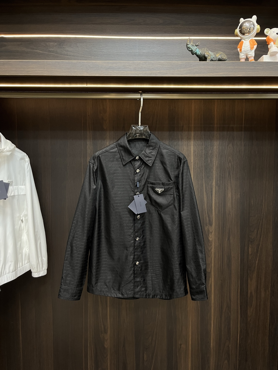 NO:416222,The main recommendation is Prada 2025ss Spring latest Prada Lapel Casual Jacket. The spring jacket has high-end quality and high-end production craftsmanship. The fabrics and hardware are customized in the counter 1:1, breathable and comfortable to make into fabrics. The logo adopts the current popular embroidery design. The upper body is handsome and stylish, without any restraint, and the upper body is super comfortable!  The whole piece is super cool and upscale!  The upper body is not thick, showing the fashionable and personalized atmosphere!  Number of codes: M-XXXL, prada, prada, jackets & coats, alexander wang19860909主推 Prada 2025ss春季最新款普拉达翻领休闲外套 春款外套高端品质、高档制作工艺,版型面料五金都是专柜1:1定制,透气舒适合成面料,Logo采用时下流行刺绣设计,上身帅气有型,一点不拘束、上身超级舒适！整件超级酷炫上档次！上身不厚重,尽显时尚个性气息！码数:M-XXXL,,prada,prada,jackets & coats,alexander wang,Men's clothing