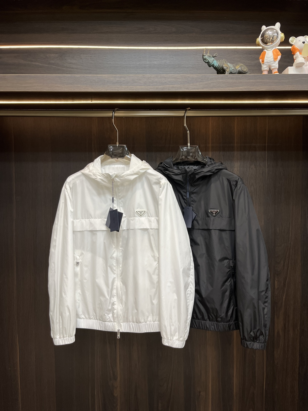 NO:127864,The main recommendation is Prada 2025ss Spring latest Prada hooded casual jacket. The spring jacket is high-end quality and high-end production process. The fabrics and hardware are customized in the counter 1:1, breathable and comfortable, suitable for fabrics. The logo adopts the current popular embroidery design. The upper body is handsome and stylish, without any restraint, and the upper body is super comfortable!  The whole piece is super cool and upscale!  The upper body is not thick, showing the fashionable and personalized atmosphere!  Number of codes: M-XXXL H2025 new model first release, prada, prada, jackets & coats, hats, alexander wang19860909主推 Prada 2025ss春季最新款普拉达连帽休闲外套 春款外套高端品质、高档制作工艺,版型面料五金都是专柜1:1定制,透气舒适合成面料,Logo采用时下流行刺绣设计,上身帅气有型,一点不拘束、上身超级舒适！整件超级酷炫上档次！上身不厚重,尽显时尚个性气息！ 码数:M-XXXL H2025新款首发,,prada,prada,jackets & coats,hats,alexander wang,Men's clothing