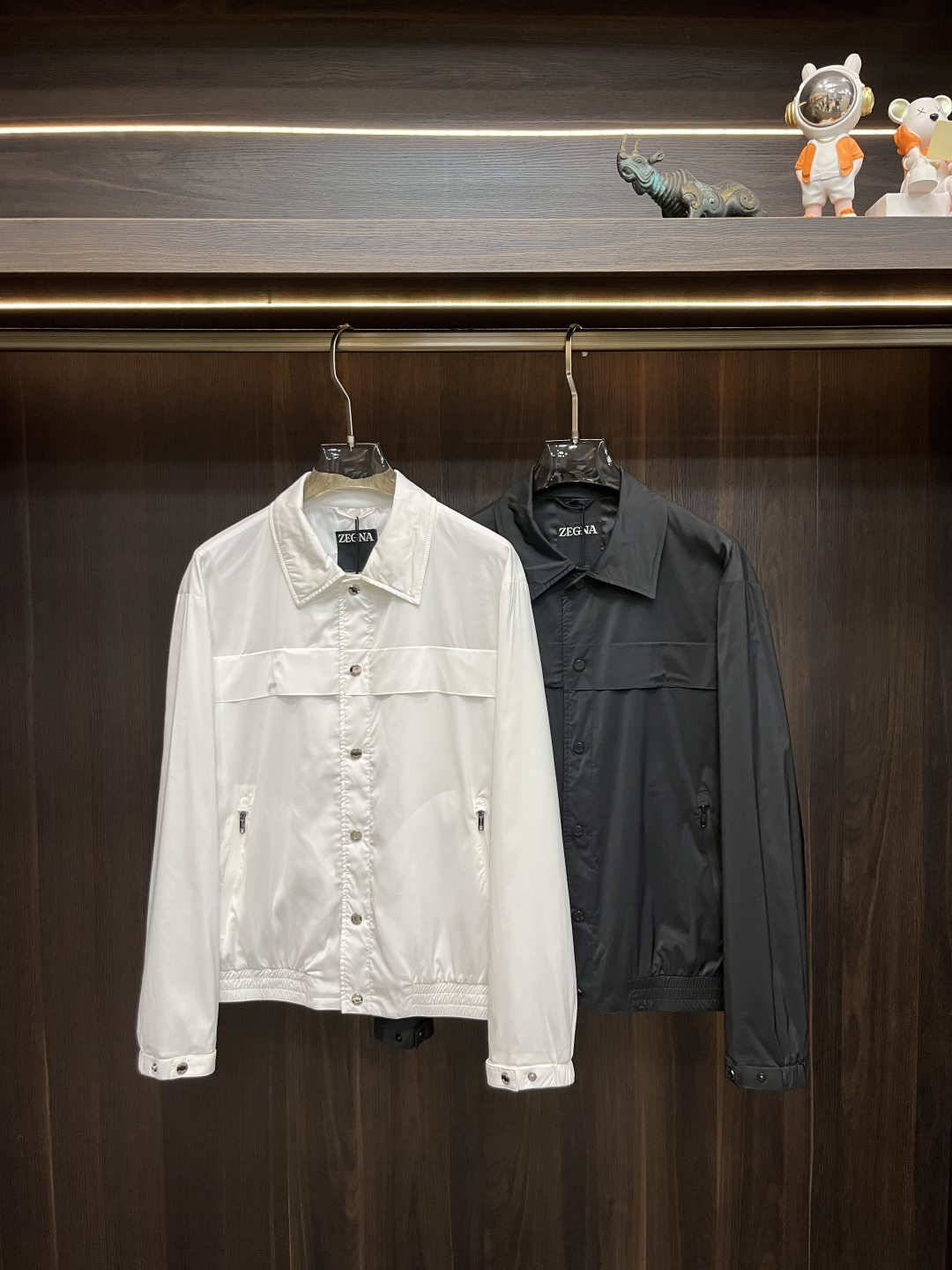 NO:420179,The main recommendation is Prada 2025ss Spring latest Prada Lapel Casual Jacket. The spring jacket has high-end quality and high-end production craftsmanship. The fabrics and hardware are customized in the counter 1:1, breathable and comfortable to make into fabrics. The logo adopts the current popular embroidery design. The upper body is handsome and stylish, without any restraint, and the upper body is super comfortable!  The whole piece is super cool and upscale!  The upper body is not thick, showing the fashionable and personalized atmosphere!  Number of codes: M-XXXL, prada, prada, jackets & coats, alexander wang19860909主推 Prada 2025ss春季最新款普拉达翻领休闲外套 春款外套高端品质、高档制作工艺,版型面料五金都是专柜1:1定制,透气舒适合成面料,Logo采用时下流行刺绣设计,上身帅气有型,一点不拘束、上身超级舒适！整件超级酷炫上档次！上身不厚重,尽显时尚个性气息！码数:M-XXXL,,prada,prada,jackets & coats,alexander wang,Men's clothing