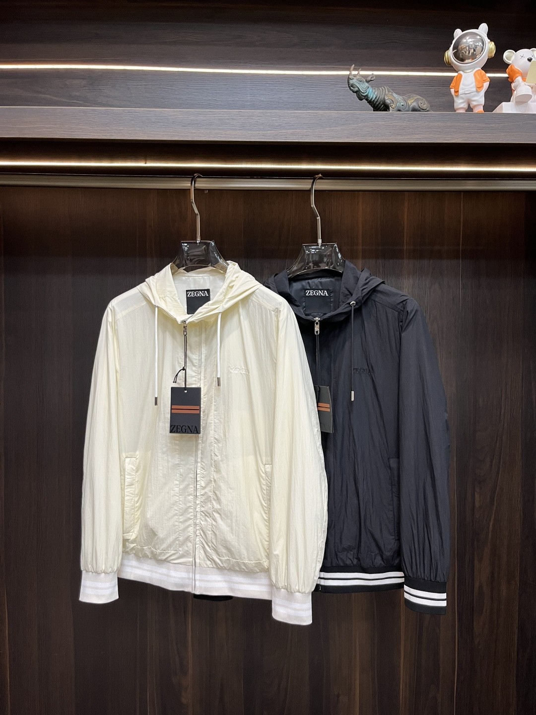 NO:127866,The main recommendation is Zegna 2025ss Spring latest Zegna hooded casual jacket. The spring jacket is high-end quality and high-end production process. The fabrics and hardware are customized in the counter 1:1, breathable and comfortable, suitable for fabrics. The logo adopts the current popular embroidery design. The upper body is handsome and stylish, without any restraint, and the upper body is super comfortable!  The whole piece is super cool and upscale!  The upper body is not thick, showing the fashionable and personalized atmosphere!  Number of codes: M-XXXL H2025 new model first release, zegna, jackets & coats, hats, alexander wang19860909主推 Zegna 2025ss春季最新款杰尼亚连帽休闲外套 春款外套高端品质、高档制作工艺,版型面料五金都是专柜1:1定制,透气舒适合成面料,Logo采用时下流行刺绣设计,上身帅气有型,一点不拘束、上身超级舒适！整件超级酷炫上档次！上身不厚重,尽显时尚个性气息！ 码数:M-XXXL H2025新款首发,,zegna,jackets & coats,hats,alexander wang,Men's clothing