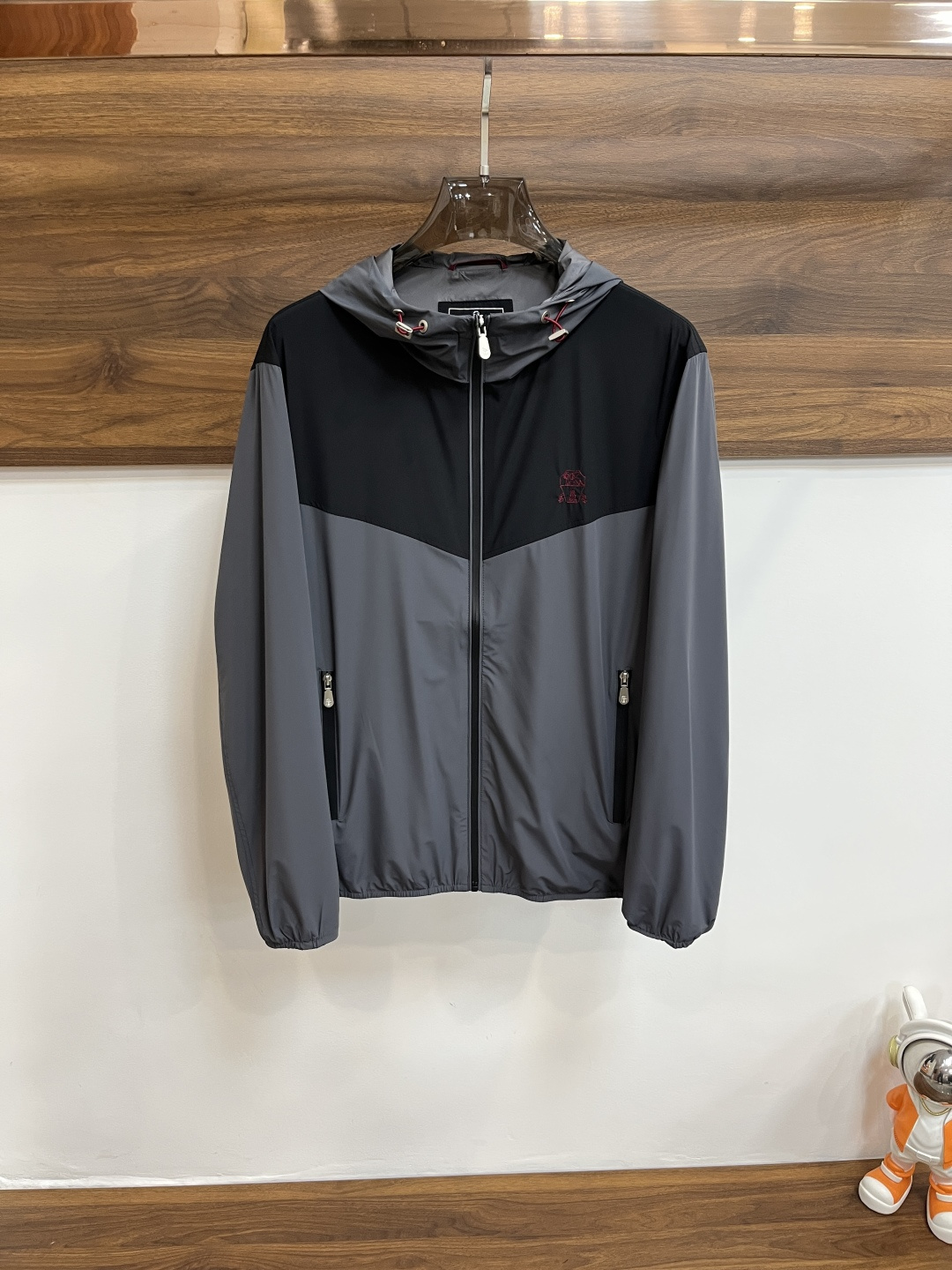 NO:127881,The main recommendation is the latest BC hooded casual jacket for spring 2025ss Spring. The high-end quality and high-end production process of spring jackets. The fabrics and hardware are customized in the counter 1:1, breathable and comfortable, suitable for fabrics. The logo adopts the current popular embroidery design. The upper body is handsome and stylish, without any restraint, and the upper body is super comfortable!  The whole piece is super cool and upscale!  The upper body is not thick, showing the fashionable and personalized atmosphere!  Number of codes: M-XXXL H2025 new model first release, Jackets & coats, Hats, alexander wang19860909主推 BC 2025ss春季最新款BC连帽休闲外套 春款外套高端品质、高档制作工艺,版型面料五金都是专柜1:1定制,透气舒适合成面料,Logo采用时下流行刺绣设计,上身帅气有型,一点不拘束、上身超级舒适！整件超级酷炫上档次！上身不厚重,尽显时尚个性气息！ 码数:M-XXXL H2025新款首发,,jackets & coats,hats,alexander wang,Men's clothing