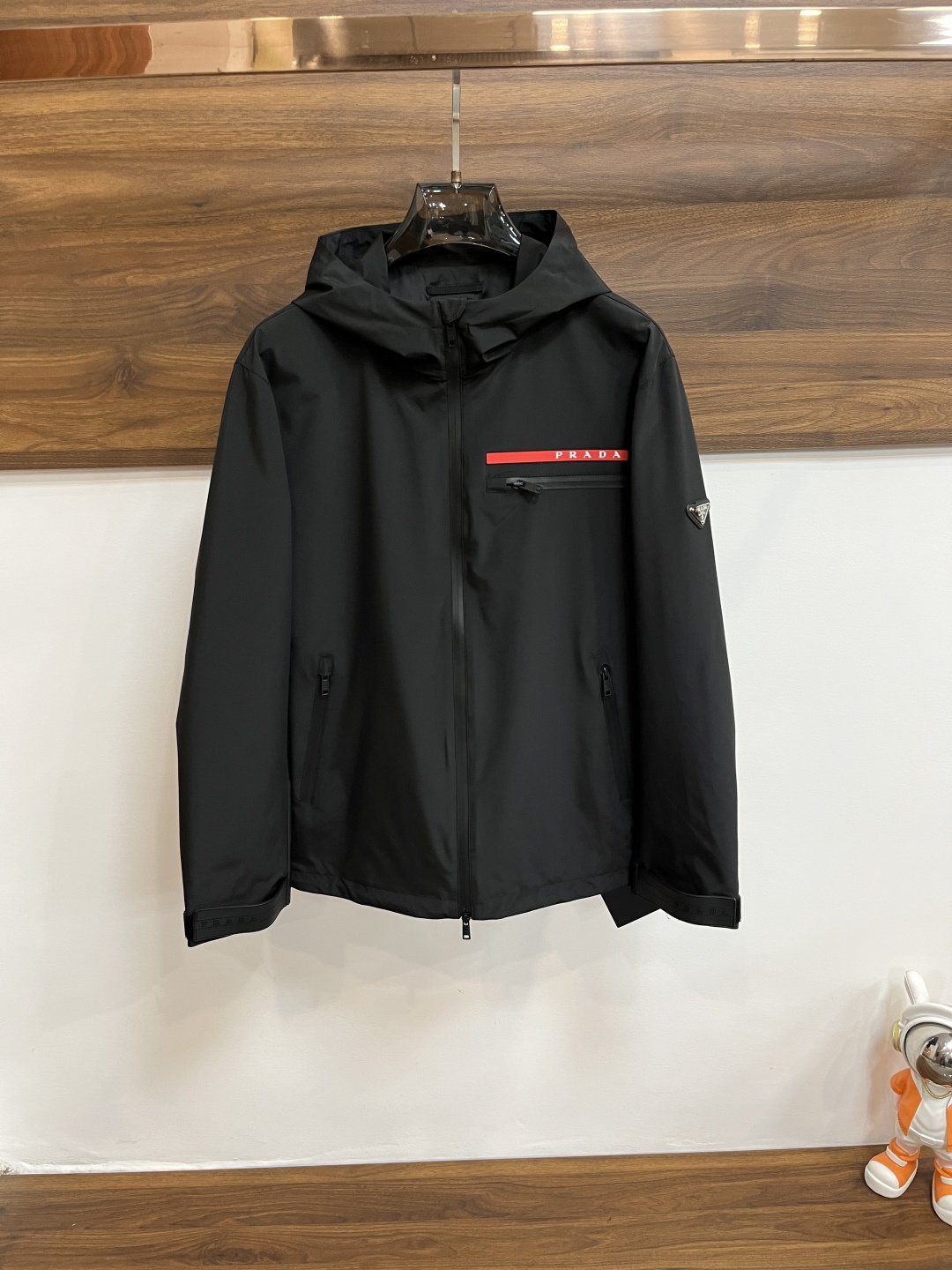 NO:127882,The main recommendation is Prada 2025ss Spring latest Prada hooded casual jacket. The spring jacket is high-end quality and high-end production process. The fabrics and hardware are customized in the counter 1:1, breathable and comfortable, suitable for fabrics. The logo adopts the current popular embroidery design. The upper body is handsome and stylish, without any restraint, and the upper body is super comfortable!  The whole piece is super cool and upscale!  The upper body is not thick, showing the fashionable and personalized atmosphere!  Number of codes: M-XXXL H2025 new model first release, prada, prada, jackets & coats, hats, alexander wang19860909主推 Prada 2025ss春季最新款普拉达连帽休闲外套 春款外套高端品质、高档制作工艺,版型面料五金都是专柜1:1定制,透气舒适合成面料,Logo采用时下流行刺绣设计,上身帅气有型,一点不拘束、上身超级舒适！整件超级酷炫上档次！上身不厚重,尽显时尚个性气息！ 码数:M-XXXL H2025新款首发,,prada,prada,jackets & coats,hats,alexander wang,Men's clothing