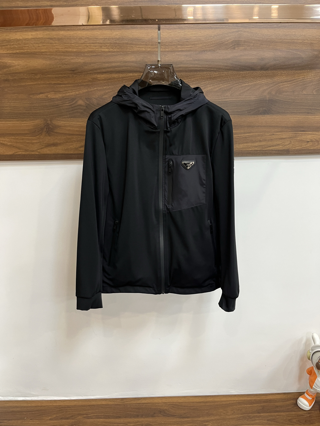 NO:127870,The main recommendation is Prada 2025ss Spring latest Prada hooded casual jacket. The spring jacket is high-end quality and high-end production process. The fabrics and hardware are customized in the counter 1:1, breathable and comfortable, suitable for fabrics. The logo adopts the current popular embroidery design. The upper body is handsome and stylish, without any restraint, and the upper body is super comfortable!  The whole piece is super cool and upscale!  The upper body is not thick, showing the fashionable and personalized atmosphere!  Number of codes: M-XXXL H2025 new model first release, prada, prada, jackets & coats, hats, alexander wang19860909主推 Prada 2025ss春季最新款普拉达连帽休闲外套 春款外套高端品质、高档制作工艺,版型面料五金都是专柜1:1定制,透气舒适合成面料,Logo采用时下流行刺绣设计,上身帅气有型,一点不拘束、上身超级舒适！整件超级酷炫上档次！上身不厚重,尽显时尚个性气息！ 码数:M-XXXL H2025新款首发,,prada,prada,jackets & coats,hats,alexander wang,Men's clothing