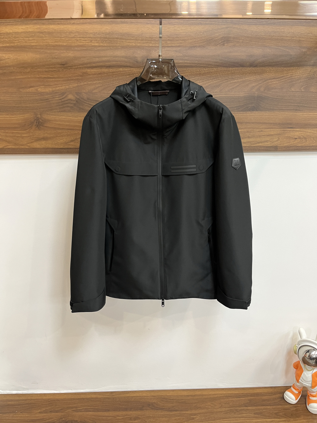 NO:127874,The main recommendation is Zegna 2025ss Spring latest Zegna hooded casual jacket. The spring jacket is high-end quality and high-end production process. The fabrics and hardware are customized in the counter 1:1, breathable and comfortable, suitable for fabrics. The logo adopts the current popular embroidery design. The upper body is handsome and stylish, without any restraint, and the upper body is super comfortable!  The whole piece is super cool and upscale!  The upper body is not thick, showing the fashionable and personalized atmosphere!  Number of codes: M-XXXL H2025 new model first release, zegna, jackets & coats, hats, alexander wang19860909主推 Zegna 2025ss春季最新款杰尼亚连帽休闲外套 春款外套高端品质、高档制作工艺,版型面料五金都是专柜1:1定制,透气舒适合成面料,Logo采用时下流行刺绣设计,上身帅气有型,一点不拘束、上身超级舒适！整件超级酷炫上档次！上身不厚重,尽显时尚个性气息！ 码数:M-XXXL H2025新款首发,,zegna,jackets & coats,hats,alexander wang,Men's clothing