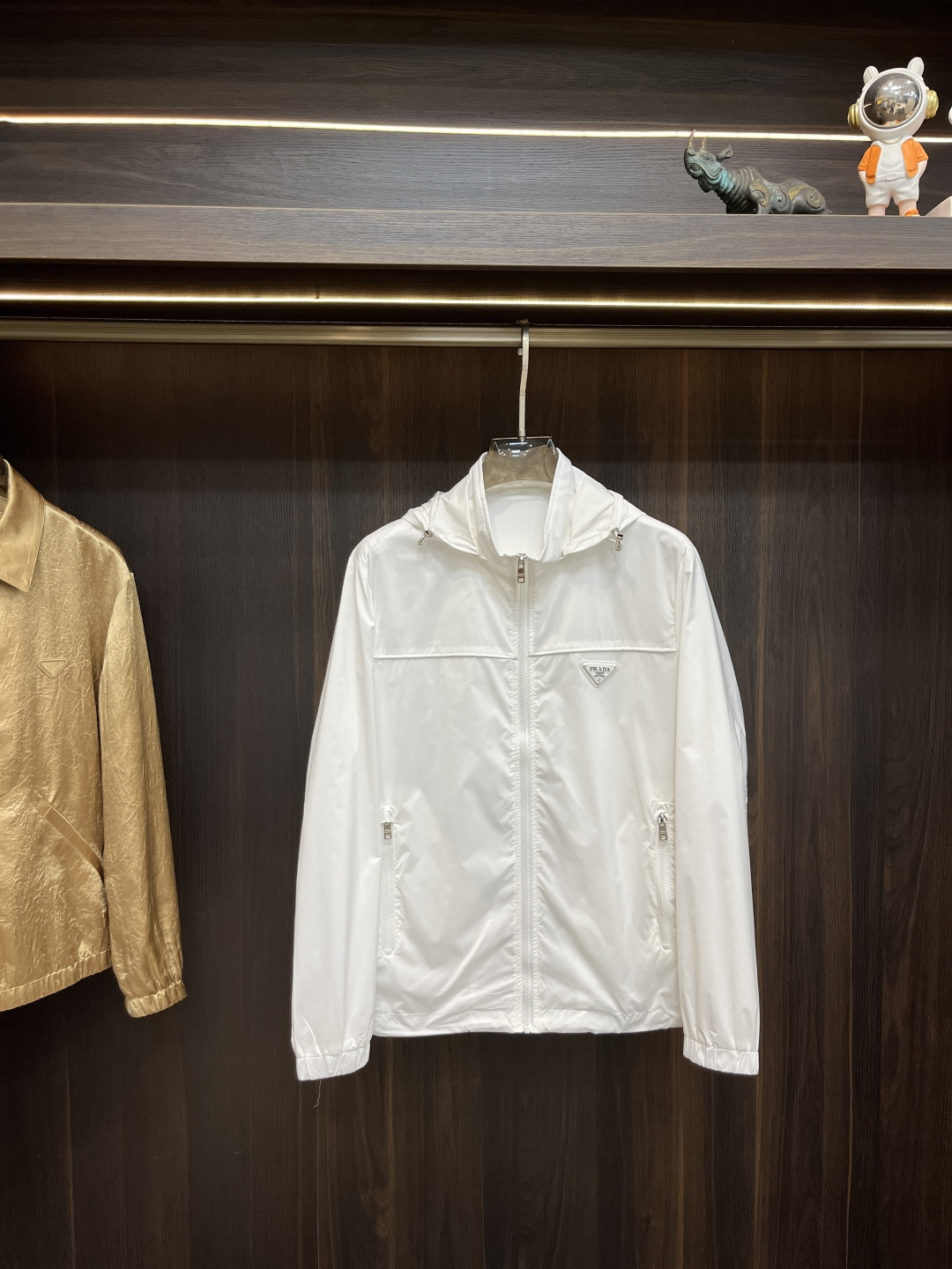 NO:127824,The main recommendation is the Prada Early Spring 2025 latest fashion designer Prada hooded jacket. The details show the craftsmanship and the design changes of high-end structural tailoring are sufficient to show the diverse image changes of men, slim and neat, and tailoring, satisfying the popular multi-layered outfits and versatile life styles!  Number of codes 48-56 H2025 new model first release, prada, prada, jackets & coats, jackets & coats, hats, alexander wang19860909主推 Prada 早春款2025最新款时尚设计师款普拉达连帽夹克外套.处处细节显工艺足够的高级结构性剪裁的设计改变来展现男士多样的形象变化,修身利落、剪裁合体,满足时下正流行的多层次穿搭,生活百搭款式！ 码数48-56 H2025新款首发,,prada,prada,jackets & coats,jackets & coats,hats,alexander wang,Men's clothing