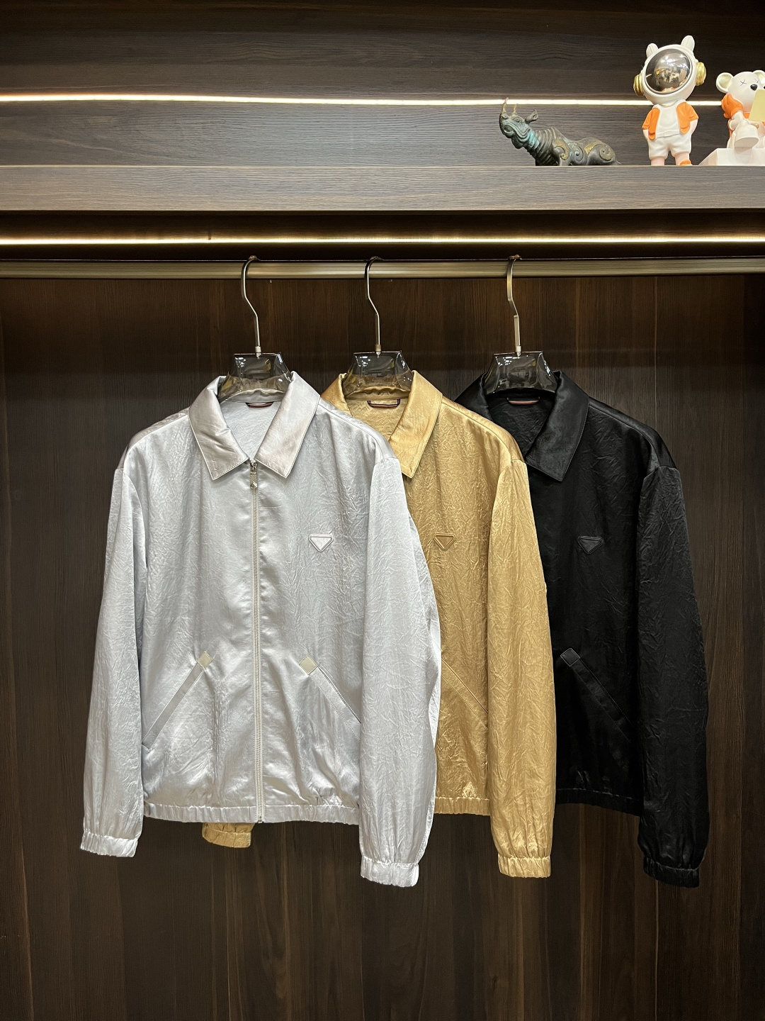 NO:127826,The main recommendation is the Prada Early Spring 2025 latest fashion designer Prada lapel jacket jacket. The details show the high-end structural tailoring design changes in every detail to show the diverse image changes of men, slim and neat, tailoring, and satisfy the popular multi-layered outfits nowadays, and the versatile style of life!  Number of codes 48-56 H2025 new model first release, prada, prada, jackets & coats, jackets & coats, alexander wang19860909主推 Prada 早春款2025最新款时尚设计师款普拉达翻领夹克外套.处处细节显工艺足够的高级结构性剪裁的设计改变来展现男士多样的形象变化,修身利落、剪裁合体,满足时下正流行的多层次穿搭,生活百搭款式！ 码数48-56 H2025新款首发,,prada,prada,jackets & coats,jackets & coats,alexander wang,Men's clothing