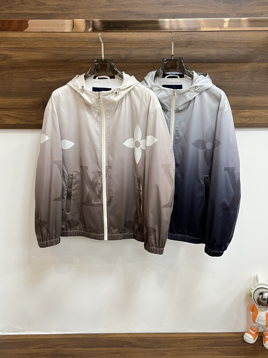 NO:125588,1v Louis Vuitton Jacket Digital Printed Jacket Spring New Jacket!  The latest top official website original list, comfortable to wear, super texture, sports and casual thin jacket!  A must-have for travel, long wear, the overall design is fashionable and simple, and the zippered placket is designed with edges!  Symbolizes the highest quality of the brand, the original single brand [bad smile] classic eternal!  Accept any kind of test!  Size M~XXXL (model 175/125 catties wear M) H2025 new model first release, louis vuitton, jackets & coats, jackets & coats, alexander wang198609091v 路易威登 夹克数码印花外套春款新款外套！最新顶尖官网原单,穿着舒适 质感超强 运动休闲薄款夹克外套！出行必备,穿着时间长,整体设计时尚而简洁,拉链门襟处包边设计！象征了品牌至高的品质,原单大牌[坏笑] 经典永恒！接受任何形式的考验！ 尺码M～XXXL（模特175/125斤穿M） H2025新款首发,,louis vuitton,jackets & coats,jackets & coats,alexander wang,Men's clothing