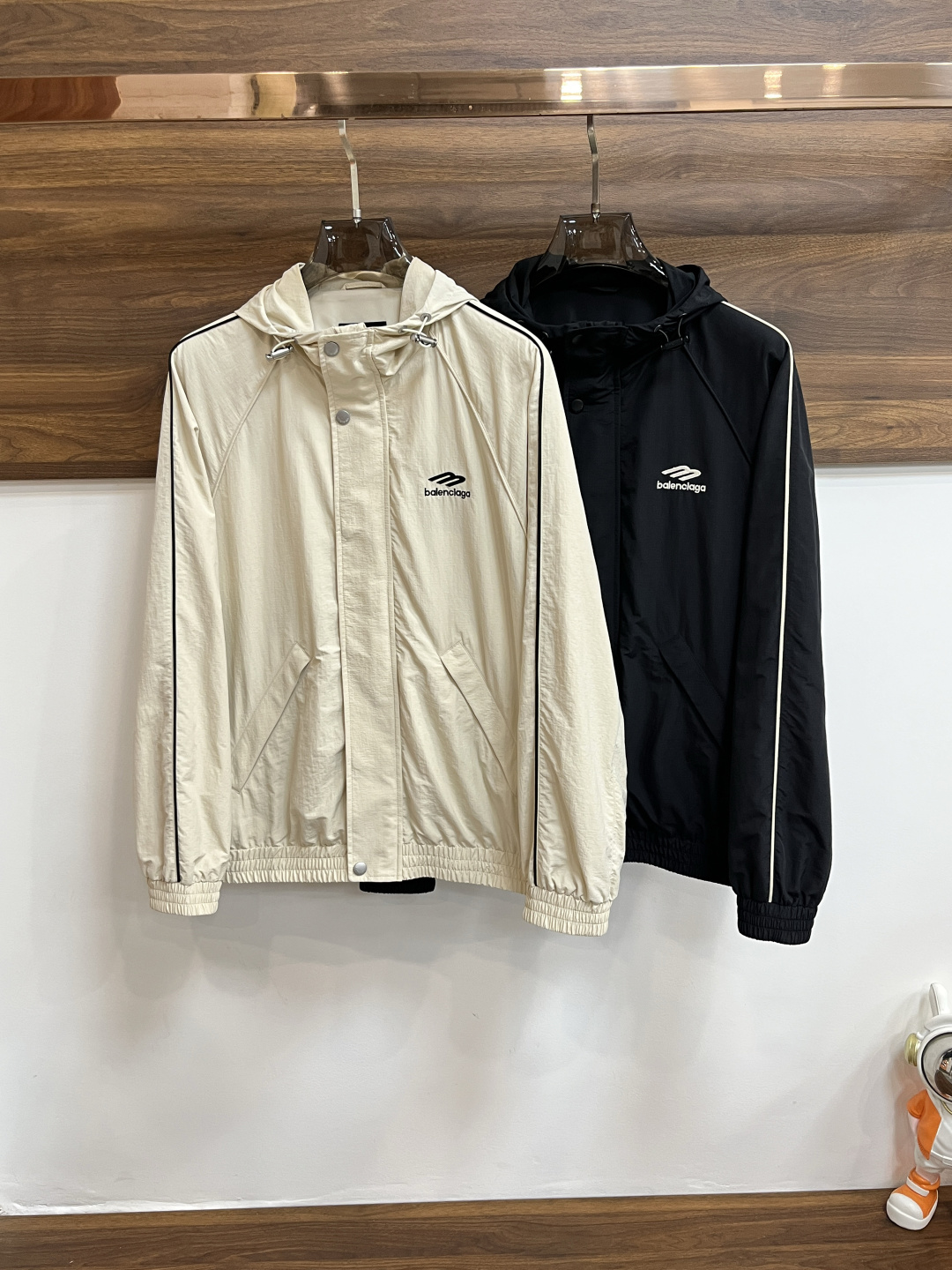 NO:131699,Recommended Balencaiga jacket digital printed jacket Balencaiga spring new jacket!  The latest top official website original list, comfortable to wear, super texture, sports and casual thin jacket!  A must-have for travel, long wear, the overall design is fashionable and simple, and the zippered placket is designed with edges!  Symbolizes the highest quality of the brand, the original single brand [bad smile] classic eternal!  Accept any kind of test!  Size M~XXXL (model 175/125 catties wear M) H new model first release, balenciaga, balenciaga, jackets & coats, jackets & coats, alexander wang19860909主推 Balencaiga 夹克数码印花外套巴黎世家春款新款外套！最新顶尖官网原单,穿着舒适 质感超强 运动休闲薄款夹克外套！出行必备,穿着时间长,整体设计时尚而简洁,拉链门襟处包边设计！象征了品牌至高的品质,原单大牌[坏笑] 经典永恒！接受任何形式的考验！ 尺码M～XXXL（模特175/125斤穿M） H新款首发,,balenciaga,balenciaga,jackets & coats,jackets & coats,alexander wang,Men's clothing