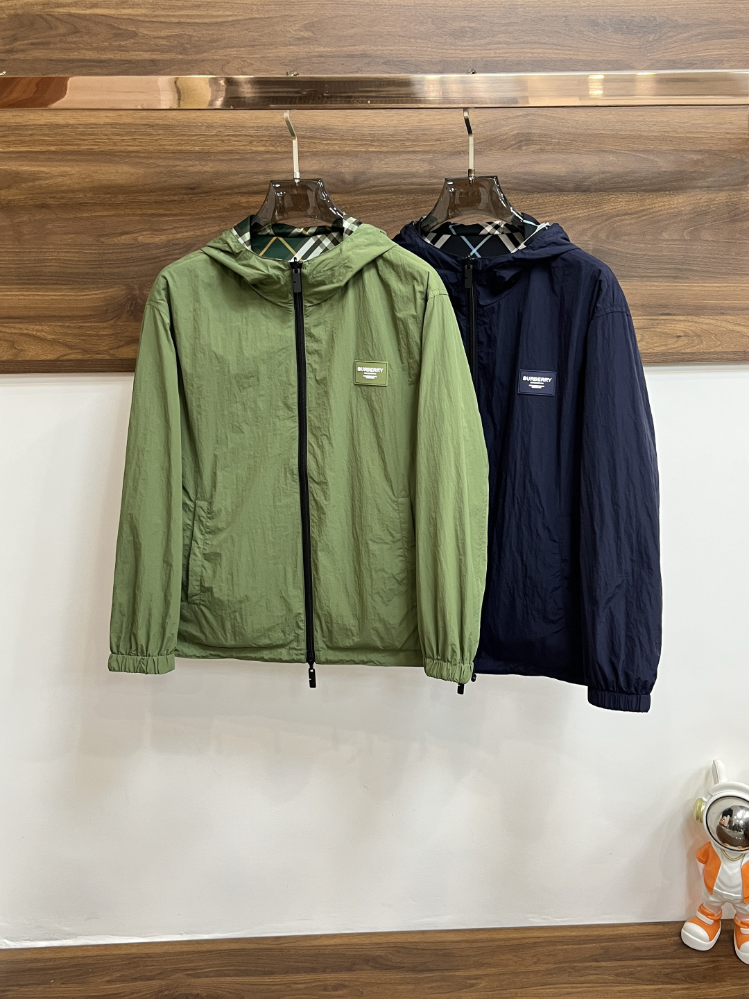 NO:125598,Burberry Spring Hooded Jacket, Double-sided Spring New Jacket!  The latest top official website original list, comfortable to wear, super texture, sports and casual thin jacket!  A must-have for travel, long wear, the overall design is fashionable and simple, and the zippered placket is designed with edges!  Symbolizes the highest quality of the brand, the original single brand [bad smile] classic eternal!  Accept any kind of test!  Size M~XXXL (model 175/125 catties wear M), burberry, burberry, jackets & coats, jackets & coats, hats, alexander wang19860909Burberry 巴宝莉 春季连帽款夹克,外套双面穿春款新款外套！最新顶尖官网原单,穿着舒适 质感超强 运动休闲薄款夹克外套！出行必备,穿着时间长,整体设计时尚而简洁,拉链门襟处包边设计！象征了品牌至高的品质,原单大牌[坏笑] 经典永恒！接受任何形式的考验！ 尺码M～XXXL（模特175/125斤穿M）,,burberry,burberry,jackets & coats,jackets & coats,hats,alexander wang,Men's clothing