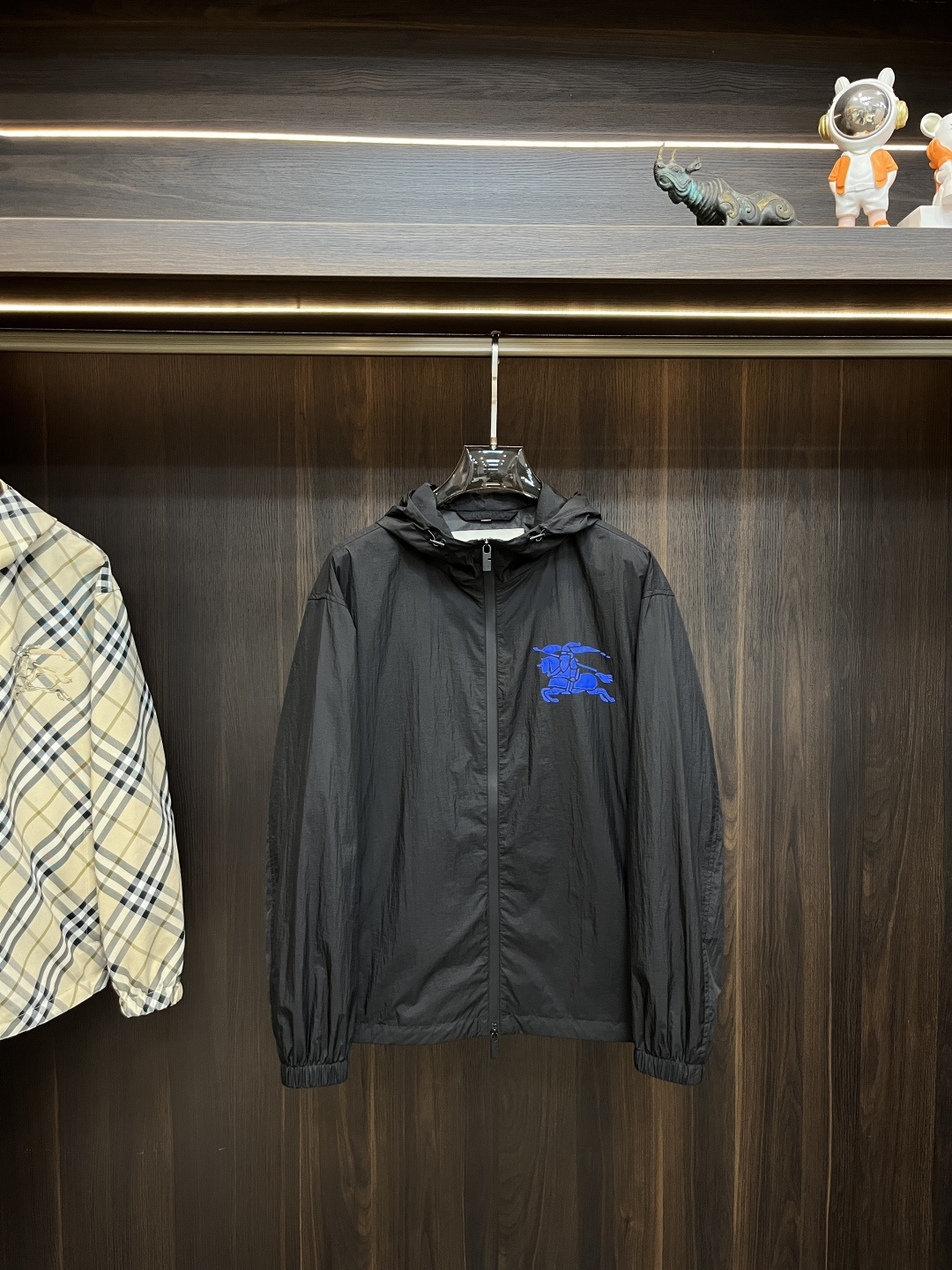 NO:140354,The main recommendation is Burberry Spring Hooded Jacket, Spring New Jacket!  The latest top official website original list, comfortable to wear, super texture, sports and casual thin jacket!  A must-have for travel, long wear, the overall design is fashionable and simple, and the zippered placket is designed with edges!  Symbolizes the highest quality of the brand, the original single brand [bad smile] classic eternal!  Accept any kind of test!  Size M~XXXL (model/125 catties wear M), burberry, burberry, jackets & coats, jackets & coats, hats, alexander wang19860909主推 Burberry 巴宝莉 春季连帽款夹克,外套春款新款外套！最新顶尖官网原单,穿着舒适 质感超强 运动休闲薄款夹克外套！出行必备,穿着时间长,整体设计时尚而简洁,拉链门襟处包边设计！象征了品牌至高的品质,原单大牌[坏笑] 经典永恒！接受任何形式的考验！尺码M～XXXL（模特/125斤穿M）,,burberry,burberry,jackets & coats,jackets & coats,hats,alexander wang,Men's clothing