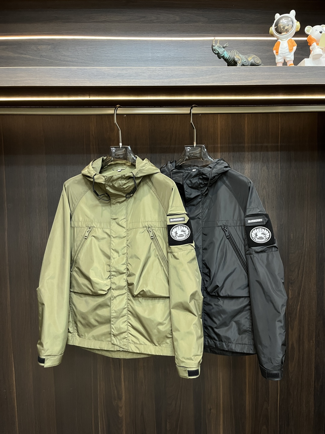 NO:127871,The main recommendation is Burberry Spring Hooded Jacket, Spring New Jacket!  The latest top official website original list, comfortable to wear, super texture, sports and casual thin jacket!  A must-have for travel, long wear, the overall design is fashionable and simple, and the zippered placket is designed with edges!  Symbolizes the highest quality of the brand, the original single brand [bad smile] classic eternal!  Accept any kind of test!  Size M~XXXL (model 175/125 catties wear M) H2025 new model first release, burberry, burberry, jackets & coats, jackets & coats, hats, alexander wang19860909主推 Burberry 巴宝莉 春季连帽款夹克,外套春款新款外套！最新顶尖官网原单,穿着舒适 质感超强 运动休闲薄款夹克外套！出行必备,穿着时间长,整体设计时尚而简洁,拉链门襟处包边设计！象征了品牌至高的品质,原单大牌[坏笑] 经典永恒！接受任何形式的考验！ 尺码M～XXXL（模特175/125斤穿M） H2025新款首发,,burberry,burberry,jackets & coats,jackets & coats,hats,alexander wang,Men's clothing