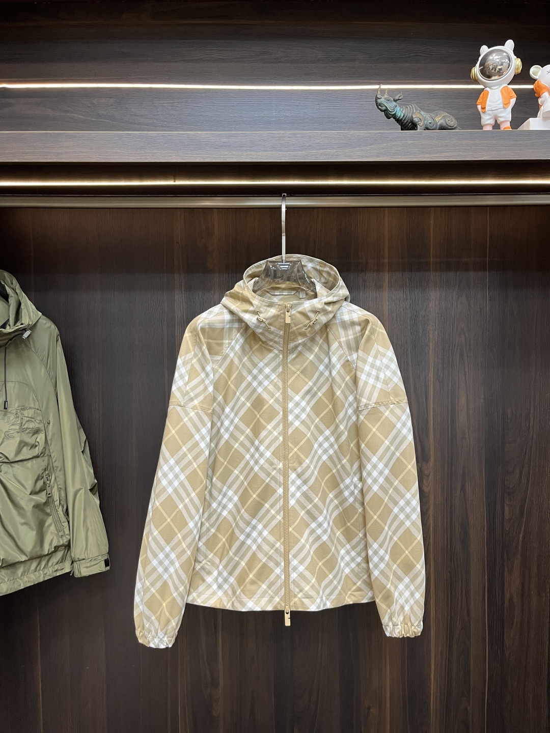 NO:127877,The main recommendation is Burberry Spring Hooded Jacket Jacket Spring New Jacket!  The latest top official website original list, comfortable to wear, super texture, sports and casual thin jacket!  A must-have for travel, long wear, the overall design is fashionable and simple, and the zippered placket is designed with edges!  Symbolizes the highest quality of the brand, the original single brand [bad smile] classic eternal!  Accept any kind of test!  Size M~XXXL (model 175/125 catties wear M) H2025 new model first release, burberry, burberry, jackets & coats, jackets & coats, hats, alexander wang19860909主推 Burberry 巴宝莉 春季连帽款夹克外套春款新款外套！最新顶尖官网原单,穿着舒适 质感超强 运动休闲薄款夹克外套！出行必备,穿着时间长,整体设计时尚而简洁,拉链门襟处包边设计！象征了品牌至高的品质,原单大牌[坏笑] 经典永恒！接受任何形式的考验！ 尺码M～XXXL（模特175/125斤穿M） H2025新款首发,,burberry,burberry,jackets & coats,jackets & coats,hats,alexander wang,Men's clothing