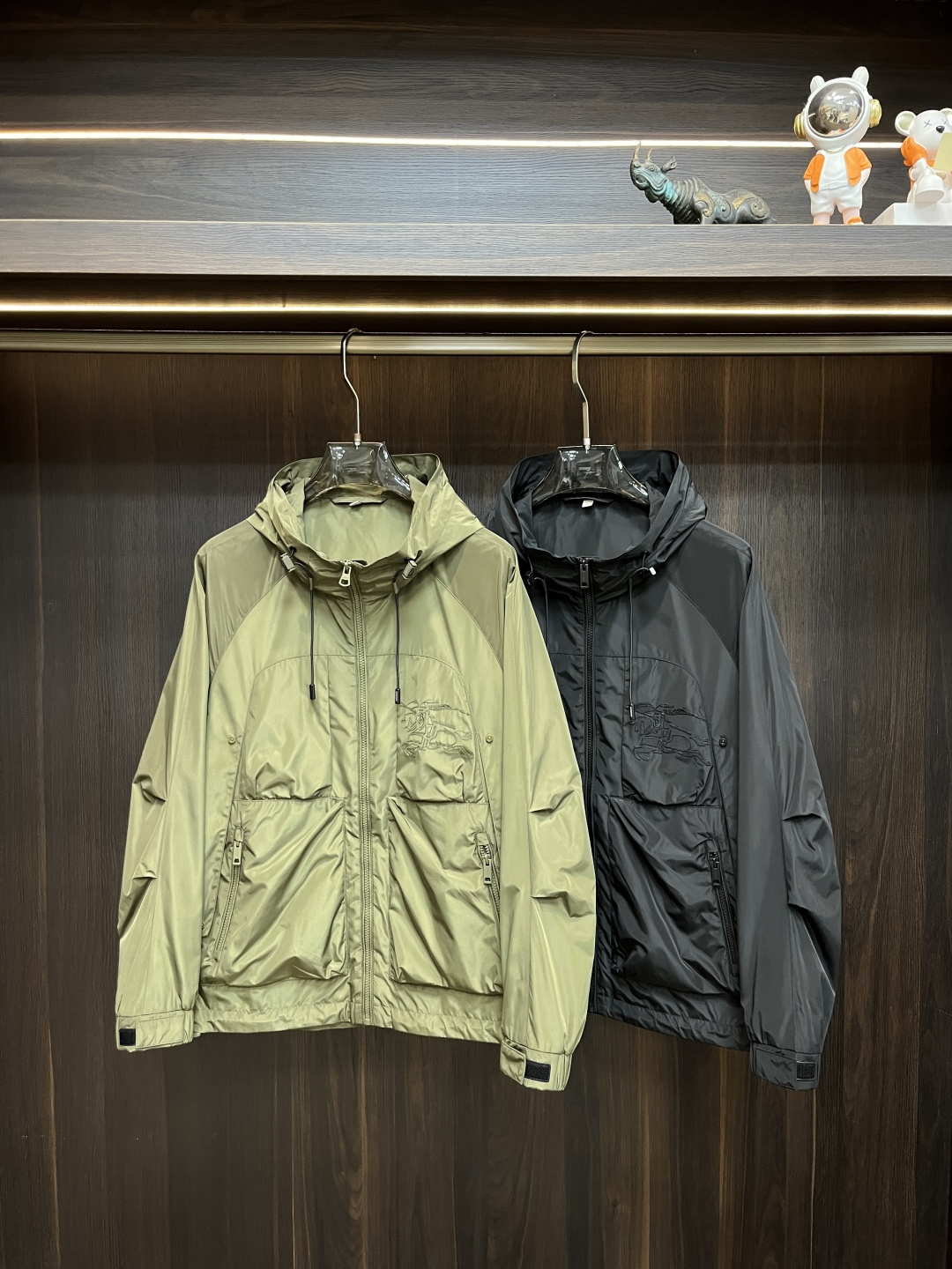 NO:127873,The main recommendation is Burberry Spring Hooded Jacket Jacket Spring New Jacket!  The latest top official website original list, comfortable to wear, super texture, sports and casual thin jacket!  A must-have for travel, long wear, the overall design is fashionable and simple, and the zippered placket is designed with edges!  Symbolizes the highest quality of the brand, the original single brand [bad smile] classic eternal!  Accept any kind of test!  Size M~XXXL (model 175/125 catties wear M) H2025 new model first release, burberry, burberry, jackets & coats, jackets & coats, hats, alexander wang19860909主推 Burberry 巴宝莉 春季连帽款夹克外套春款新款外套！最新顶尖官网原单,穿着舒适 质感超强 运动休闲薄款夹克外套！出行必备,穿着时间长,整体设计时尚而简洁,拉链门襟处包边设计！象征了品牌至高的品质,原单大牌[坏笑] 经典永恒！接受任何形式的考验！ 尺码M～XXXL（模特175/125斤穿M） H2025新款首发,,burberry,burberry,jackets & coats,jackets & coats,hats,alexander wang,Men's clothing