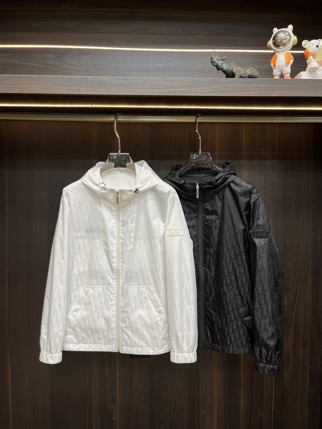 NO:131651,The main recommendation is Dior Spring Hooded Jacket Jacket Dior Spring New Jacket!  Double-sided jacket, the latest top official website original list, comfortable to wear, super texture, sports and casual thin jacket!  A must-have for travel, long wear, the overall design is fashionable and simple, and the zippered placket is designed with edges!  Symbolizes the highest quality of the brand, the original single brand [bad smile] classic eternal!  Accept any kind of test!  Size M~XXXL (model 175/125 catties wear M) H new model first release, dior, dior, jackets & coats, jackets & coats, hats, alexander wang19860909主推 Dior 春季连帽款夹克外套迪奥春款新款外套！双面穿外套,最新顶尖官网原单,穿着舒适 质感超强 运动休闲薄款夹克外套！出行必备,穿着时间长,整体设计时尚而简洁,拉链门襟处包边设计！象征了品牌至高的品质,原单大牌[坏笑] 经典永恒！接受任何形式的考验！ 尺码M～XXXL（模特175/125斤穿M） H新款首发,,dior,dior,jackets & coats,jackets & coats,hats,alexander wang,Men's clothing