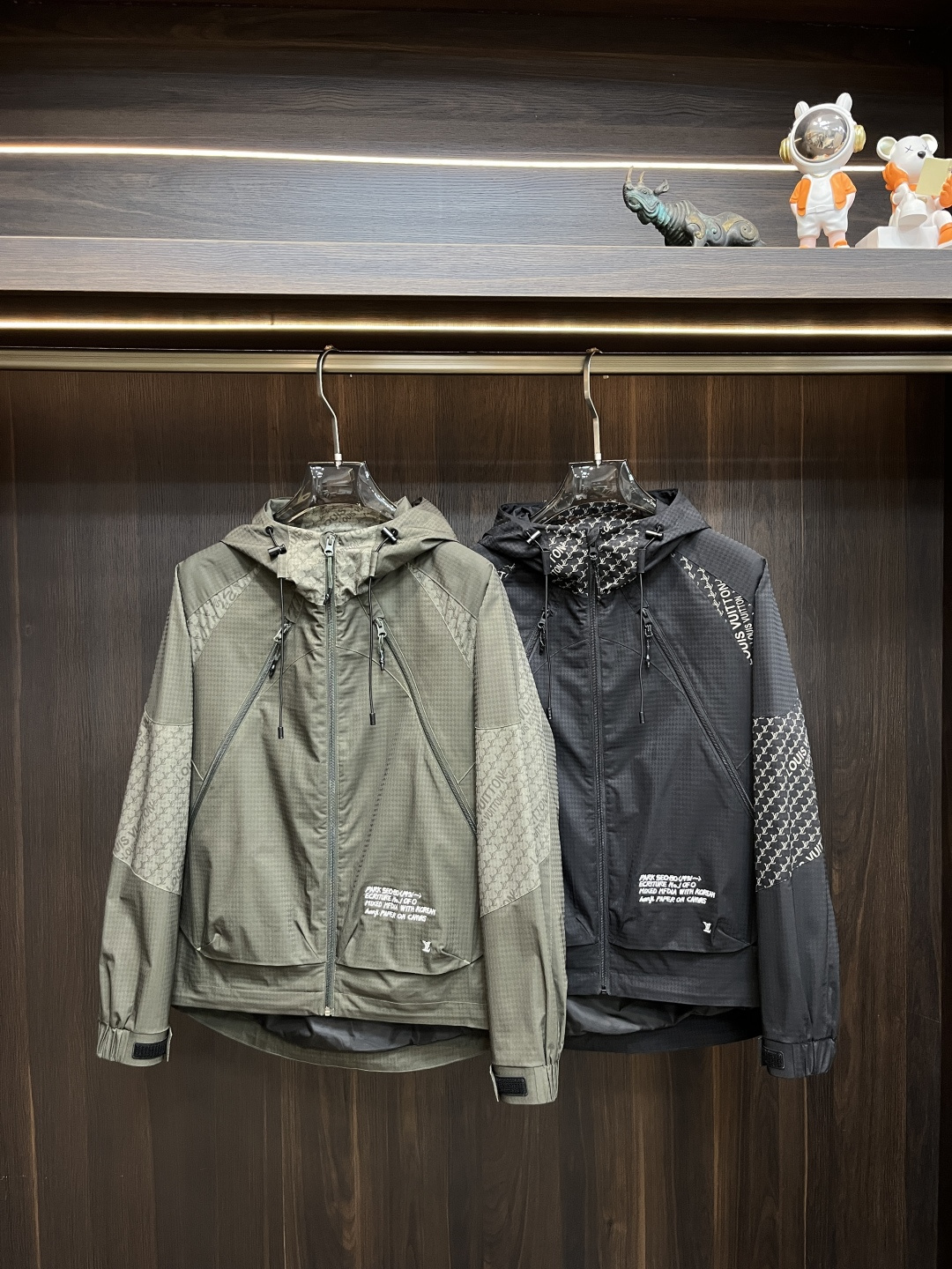 NO:140344,The main recommendation is Lv spring hooded jacket jacket donkey brand spring new jacket!  The latest top official website original list, comfortable to wear, super texture, sports and casual thin jacket!  A must-have for travel, long wear, the overall design is fashionable and simple, and the zippered placket is designed with edges!  Symbolizes the highest quality of the brand, the original single brand [bad smile] classic eternal!  Accept any kind of test!  Size M~XXXL (model/125 catties wear M), louis vuitton,louis vuitton,jackets & coats,jackets & coats,hats,alexander wang19860909主推 Lv 春季连帽款夹克外套驴牌春款新款外套！最新顶尖官网原单,穿着舒适 质感超强 运动休闲薄款夹克外套！出行必备,穿着时间长,整体设计时尚而简洁,拉链门襟处包边设计！象征了品牌至高的品质,原单大牌[坏笑] 经典永恒！接受任何形式的考验！尺码M～XXXL（模特/125斤穿M）,,louis vuitton,louis vuitton,jackets & coats,jackets & coats,hats,alexander wang,Men's clothing