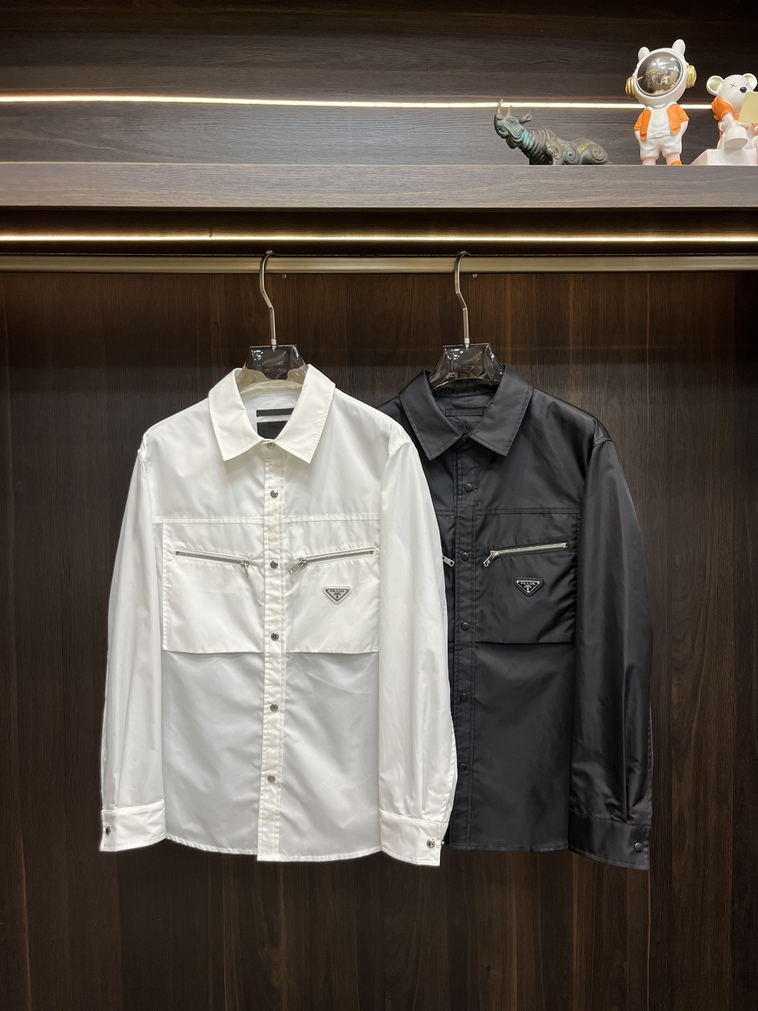 NO:140362,The main recommendation is the Prada Spring Lapel Jacket Jacket Prada Spring New Jacket!  The latest top official website original list, comfortable to wear, super texture, sports and casual thin jacket!  A must-have for travel, long wear, the overall design is fashionable and simple, and the zippered placket is designed with edges!  Symbolizes the highest quality of the brand, the original single brand [bad smile] classic eternal!  Accept any kind of test!  Size M~XXXL (model/125 catties wear M), prada, prada, jackets & coats, jackets & coats, alexander wang19860909主推 Prada 春季翻领款夹克外套普拉达春款新款外套！最新顶尖官网原单,穿着舒适 质感超强 运动休闲薄款夹克外套！出行必备,穿着时间长,整体设计时尚而简洁,拉链门襟处包边设计！象征了品牌至高的品质,原单大牌[坏笑] 经典永恒！接受任何形式的考验！尺码M～XXXL（模特/125斤穿M）,,prada,prada,jackets & coats,jackets & coats,alexander wang,Men's clothing