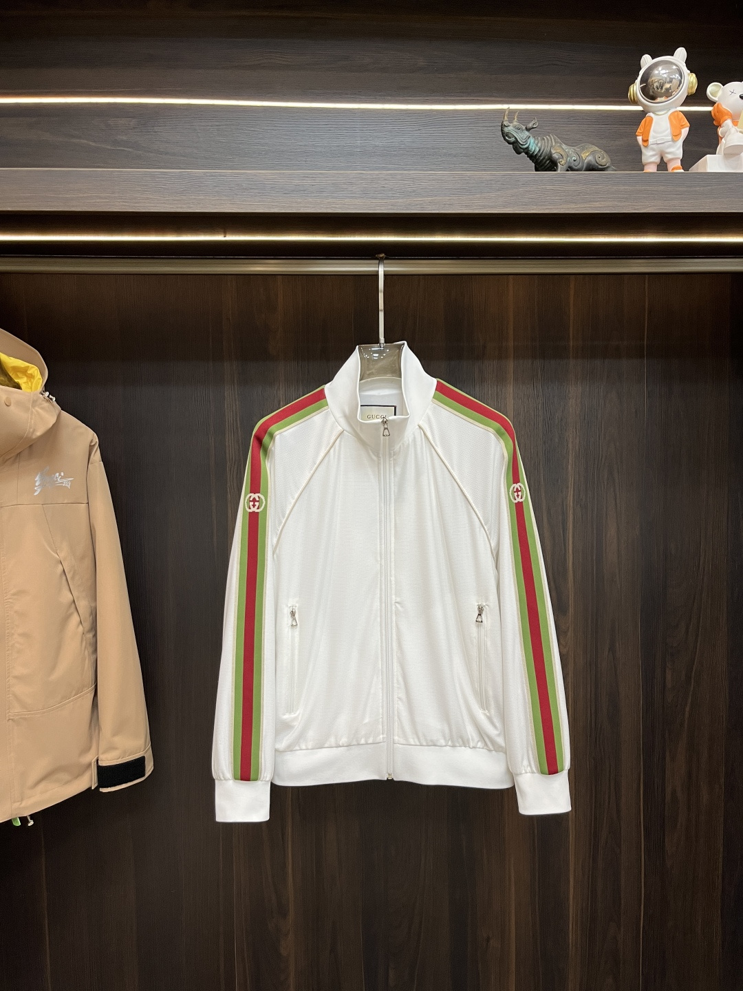 NO:133033,The main recommendation is Gucci spring stand-up collar jacket Gucci spring new jacket!  The latest top official website original list, comfortable to wear, super texture, sports and casual thin jacket!  A must-have for travel, long wear, the overall design is fashionable and simple, and the zippered placket is designed with edges!  Symbolizes the highest quality of the brand, the original single brand [bad smile] classic eternal!  Accept any kind of test!  Size M~XXXL (model 175/125 catties wear M) H2025 new model first release, gucci, gucci, jackets & coats, jackets & coats, alexander wang19860909主推 Gucci 春季立领款夹克外套古驰春款新款外套！最新顶尖官网原单,穿着舒适 质感超强 运动休闲薄款夹克外套！出行必备,穿着时间长,整体设计时尚而简洁,拉链门襟处包边设计！象征了品牌至高的品质,原单大牌[坏笑] 经典永恒！接受任何形式的考验！ 尺码M～XXXL（模特175/125斤穿M） H2025新款首发,,gucci,gucci,jackets & coats,jackets & coats,alexander wang,Men's clothing