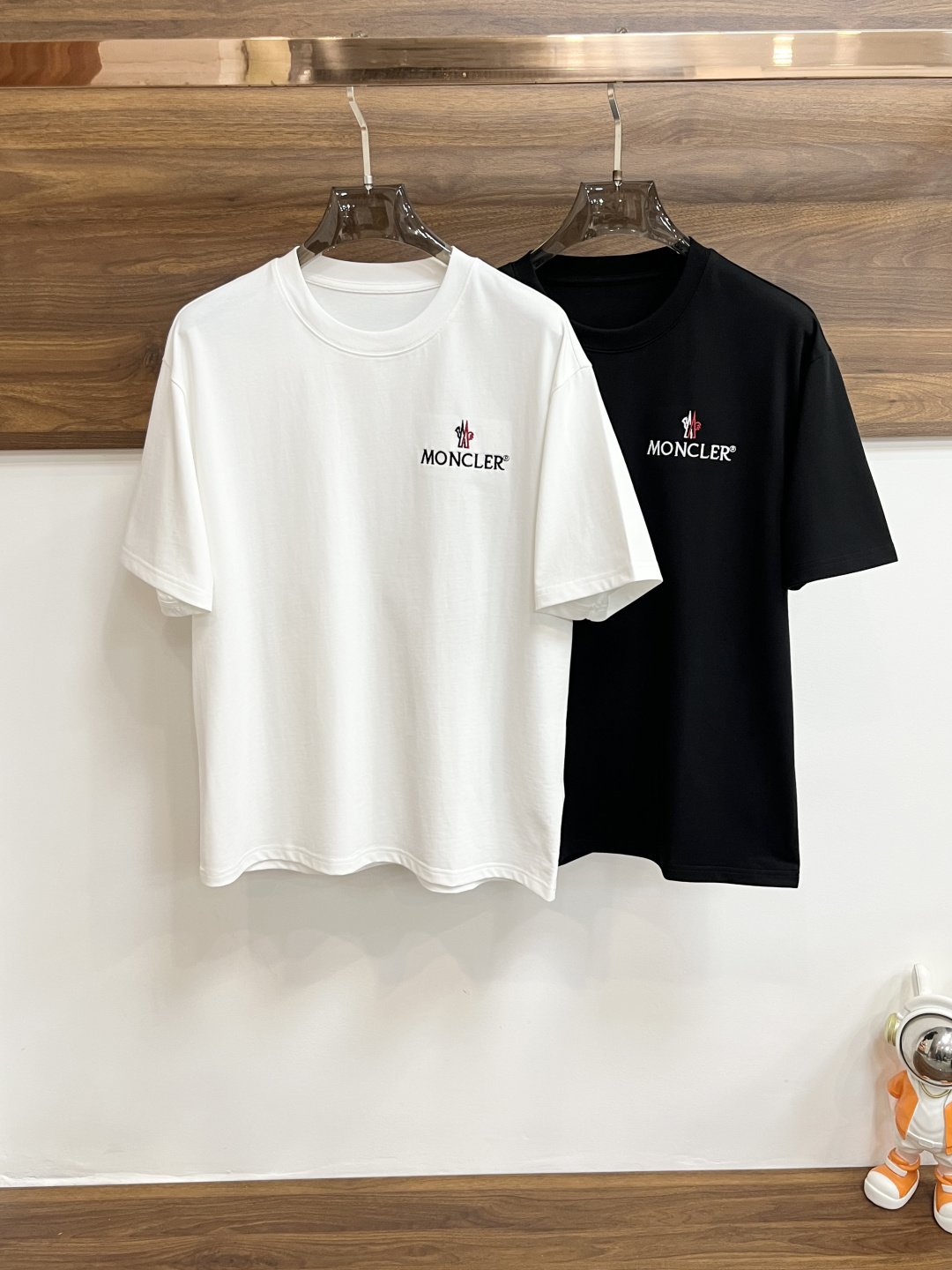 NO:159730,The main recommendation is Moncler's exclusive spring new fashionable and casual round neck short sleeves, high-density 320g pure cotton fabric, high-end needle embroidery, high-end European version original single T-shirt, trendy and fashionable casual half-sleeved, breathable and comfortable, impeccable details, brand element design concept, reflecting high quality. It presents casual cut, and the upper body style is superb!  M-3XL H2025 new model debut, christian louboutin, Moncler, T-shirt, tees, t-shirt, alexander wang19860909主推 Moncler 蒙口独家专供春季新款时尚休闲圆领短袖,高密度320克纯棉面料,高级密针刺绣、高端欧版原单T恤,潮流时尚休闲半袖 透气舒适度高,细节无可挑剔,品牌元素设计理念,体现高品质.呈现休闲裁剪,上身版型超赞！码数M-3XL H2025新款首发,,christian louboutin,Moncler,T-shirt,tees，t-shirt,alexander wang,Men's clothing