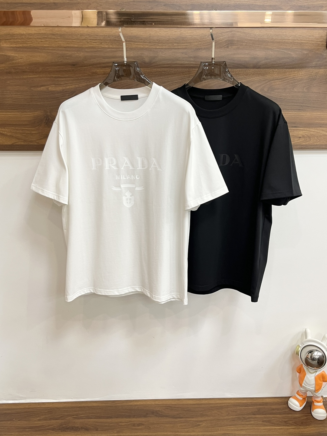 NO:159732,The main recommendation is Prada. It is exclusively designed for spring new fashionable and casual round neck short sleeves, high-density 320g pure cotton fabric, high-end needle embroidery, high-end European version original single T-shirt, trendy and fashionable casual half-sleeved, breathable and comfortable, impeccable details, brand element design concept, reflecting high quality. It presents casual cut, and the upper body style is superb!  Code Number M-3XL H2025 new model first release, prada, prada, T-shirt, tees, t-shirt, alexander wang19860909主推 Prada 普拉达 独家专供春季新款时尚休闲圆领短袖,高密度320克纯棉面料,高级密针刺绣、高端欧版原单T恤,潮流时尚休闲半袖 透气舒适度高,细节无可挑剔,品牌元素设计理念,体现高品质.呈现休闲裁剪,上身版型超赞！码数M-3XL H2025新款首发,,prada,prada,T-shirt,tees，t-shirt,alexander wang,Men's clothing