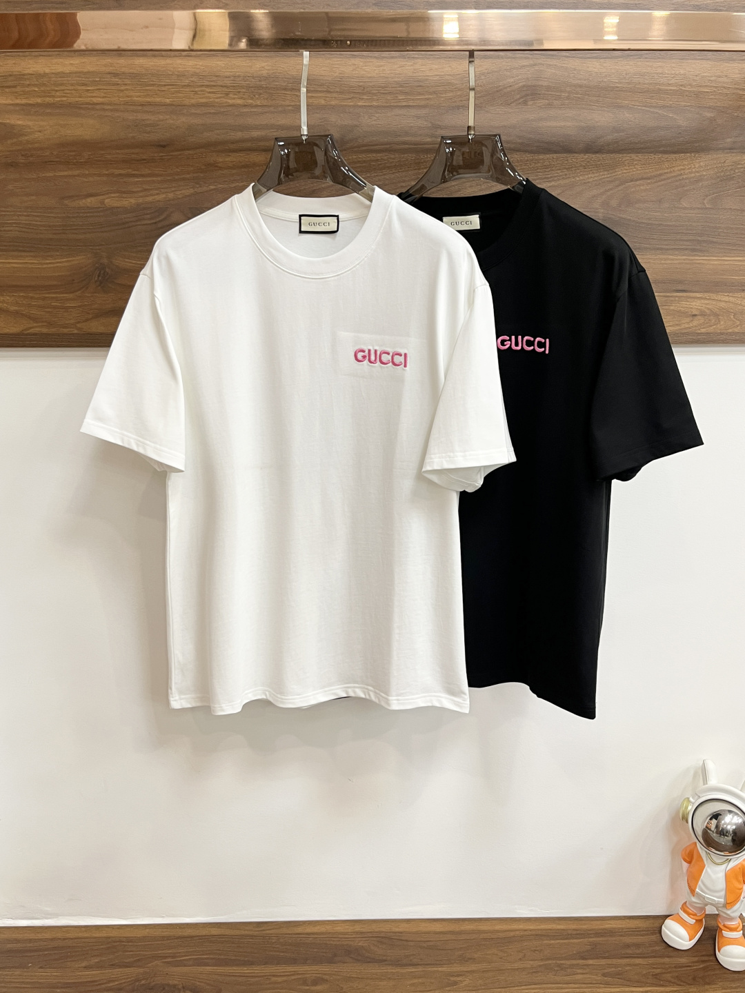 NO:159733,The main recommendation Gucci is exclusively designed for new spring fashion casual round neck short sleeves, high-density 320g pure cotton fabric, high-end needle embroidery, high-end European version original single T-shirt, trendy and fashionable casual half-sleeved, high breathable and comfortable, impeccable details, brand element design concept, reflecting high quality. It presents casual cut, and the upper body style is excellent!  Code Number M-3XL H2025 new model first release, gucci, gucci, T-shirt, tees, t-shirt, alexander wang19860909主推 Gucci 古驰 独家专供春季新款时尚休闲圆领短袖,高密度320克纯棉面料,高级密针刺绣、高端欧版原单T恤,潮流时尚休闲半袖 透气舒适度高,细节无可挑剔,品牌元素设计理念,体现高品质.呈现休闲裁剪,上身版型超赞！码数M-3XL H2025新款首发,,gucci,gucci,T-shirt,tees，t-shirt,alexander wang,Men's clothing