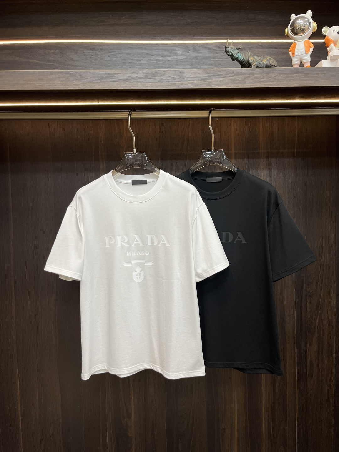 NO:159735,The main recommendation is Prada. It is exclusively designed for spring new fashionable and casual round neck short sleeves, high-density 320g pure cotton fabric, high-end needle embroidery, high-end European version original single T-shirt, trendy and fashionable casual half-sleeved, breathable and comfortable, impeccable details, brand element design concept, reflecting high quality. It presents casual cut, and the upper body style is superb!  Code Number M-3XL H2025 new model first release, prada, prada, T-shirt, tees, t-shirt, alexander wang19860909主推 Prada 普拉达 独家专供春季新款时尚休闲圆领短袖,高密度320克纯棉面料,高级密针刺绣、高端欧版原单T恤,潮流时尚休闲半袖 透气舒适度高,细节无可挑剔,品牌元素设计理念,体现高品质.呈现休闲裁剪,上身版型超赞！码数M-3XL H2025新款首发,,prada,prada,T-shirt,tees，t-shirt,alexander wang,Men's clothing
