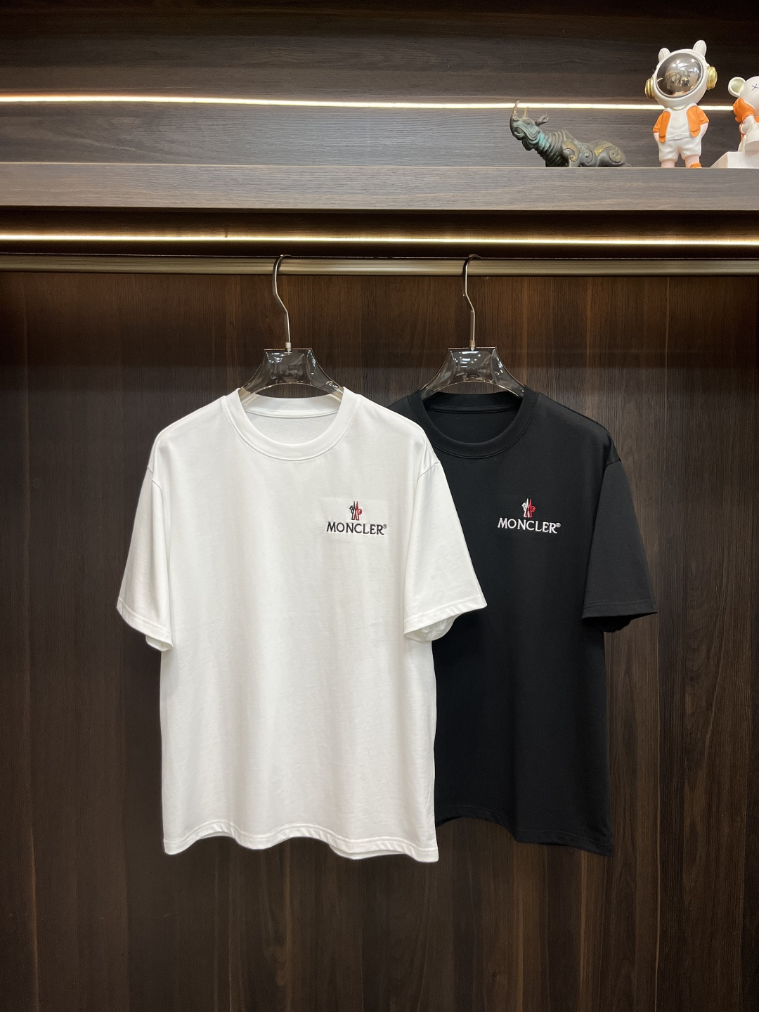 NO:159737,The main recommendation is Mocler mask. It is exclusively designed for spring new fashionable and casual round neck short sleeves, high-density 320g pure cotton fabric, high-end needle embroidery, high-end European version original single T-shirt, trendy and fashionable casual half-sleeved, high breathable and comfortable, impeccable details, brand element design concept, reflecting high quality. It presents casual cut, and the upper body style is excellent!  M-3XL H2025 new model debut, christian louboutin, Moncler, T-shirt, tees, t-shirt, alexander wang19860909主推 Mocler 蒙口 独家专供春季新款时尚休闲圆领短袖,高密度320克纯棉面料,高级密针刺绣、高端欧版原单T恤,潮流时尚休闲半袖 透气舒适度高,细节无可挑剔,品牌元素设计理念,体现高品质.呈现休闲裁剪,上身版型超赞！码数M-3XL H2025新款首发,,christian louboutin,Moncler,T-shirt,tees，t-shirt,alexander wang,Men's clothing