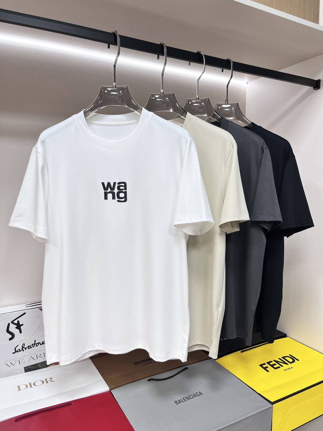 NO:140069,The main recommendation is Alexander King. Exclusively specializes in spring new fashionable and casual round neck short sleeves, wide version with high density 320 grams pure cotton fabric, high-end needle embroidery, high-end European version original single T-shirt, trendy and fashionable casual half-sleeved, high breathable and comfortable, impeccable details, brand element design concept, reflecting high quality. It presents casual cut, and the upper body style is superb!  Number of codes 48-54 H2025 new model first release, T-shirt,tees,t-shirt,alexander wang19860909主推 亚历山大.王 独家专供春季新款时尚休闲圆领短袖,阔版高密度320克纯棉面料,高级密针刺绣、高端欧版原单T恤,潮流时尚休闲半袖 透气舒适度高,细节无可挑剔,品牌元素设计理念,体现高品质.呈现休闲裁剪,上身版型超赞！码数48-54 H2025新款首发,,T-shirt,tees，t-shirt,alexander wang,Men's clothing