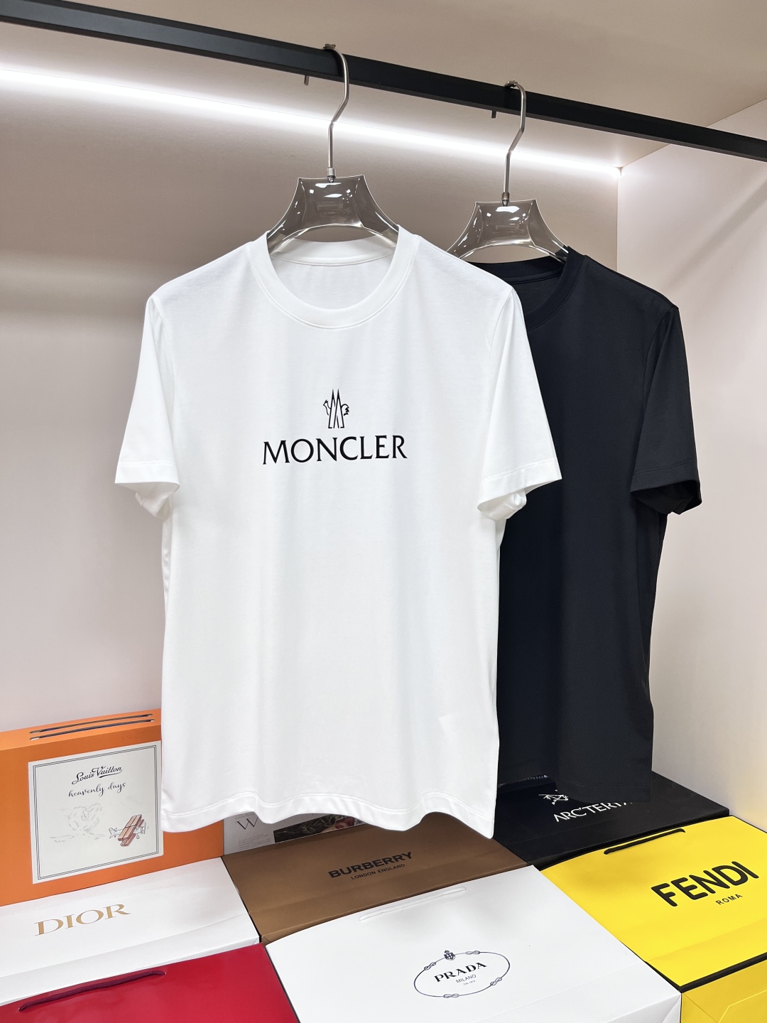 主推PZQ Moncler 蒙口 独家专供春季新款时尚休闲圆领短袖，阔版高密度EZ克纯棉面料，高级密针刺绣、高端欧版原单T恤，潮流时尚休闲半袖 透气舒适度高，细节无可挑剔，品牌元素设计理念，体现高品质。呈现休闲裁剪，上身版型超赞！码数：-\nH新款首发