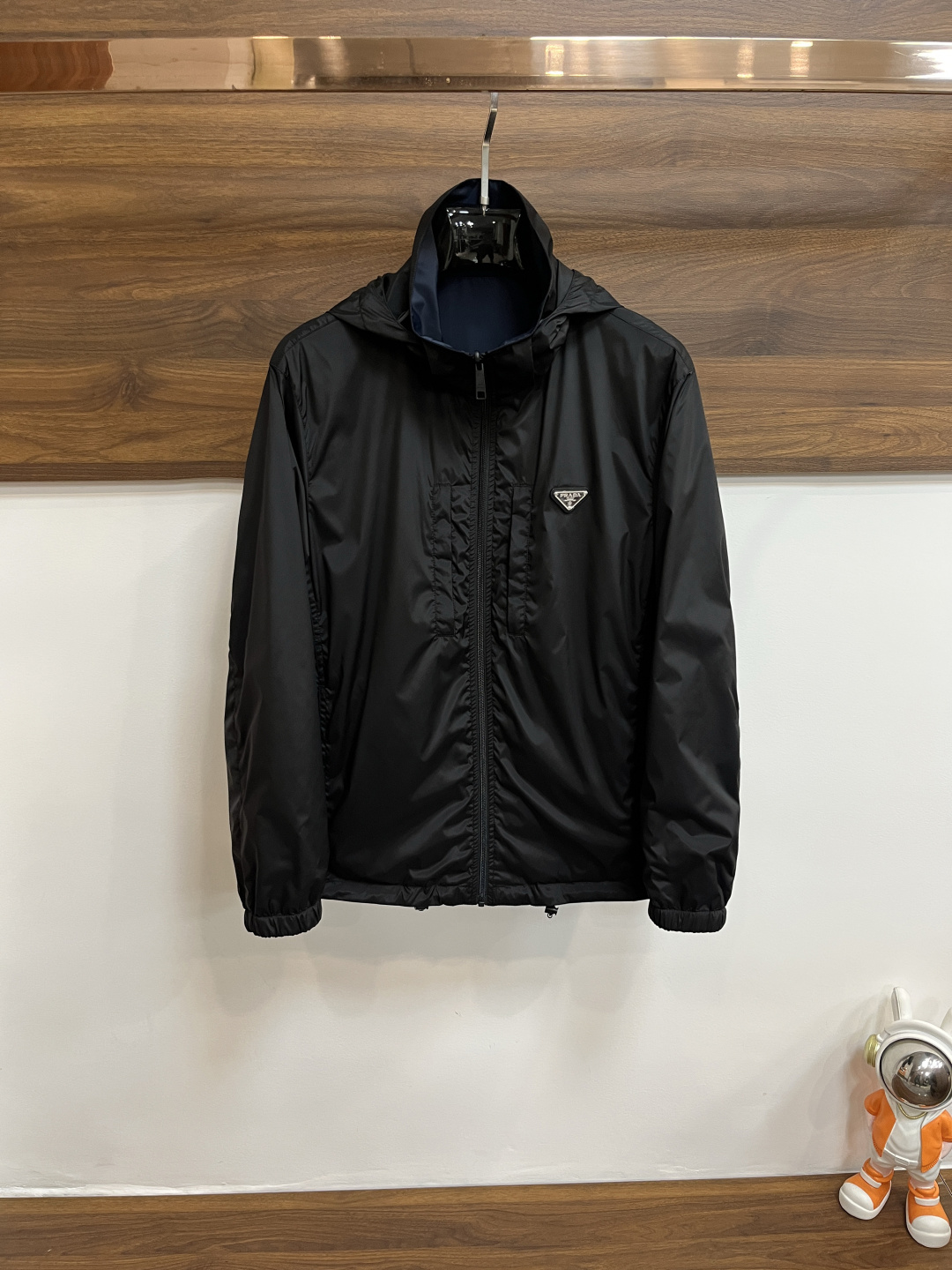 NO:135462,Prada 2025ss early spring new style released double-sided hooded jacket jacket, spring popular jacket, comfortable and slim, lazy and casual, combined with clean and simple colors, it is particularly durable, suitable for daily wear~ I love to launch sports items embellished with vitality prints to welcome the arrival of the warm season. Size M-3XL is complete with three standards, shipped the next day, new H2025 models are first released, prada, prada, jackets & coats, jackets & coats, hats, alexander wang19860909Prada 普拉达 2025ss早春新款发布双面穿连帽夹克外套,春季爆款外套,穿上就是舒适自在又显瘦的存在,慵懒而随性,结合干净简单的色系就特别耐看,适合日常穿着~倾情推出缀饰活力印花的运动单品,迎接温暖季节的到来. 尺码M-3XL 三标齐全 隔天出货 H2025新款首发,,prada,prada,jackets & coats,jackets & coats,hats,alexander wang,Men's clothing